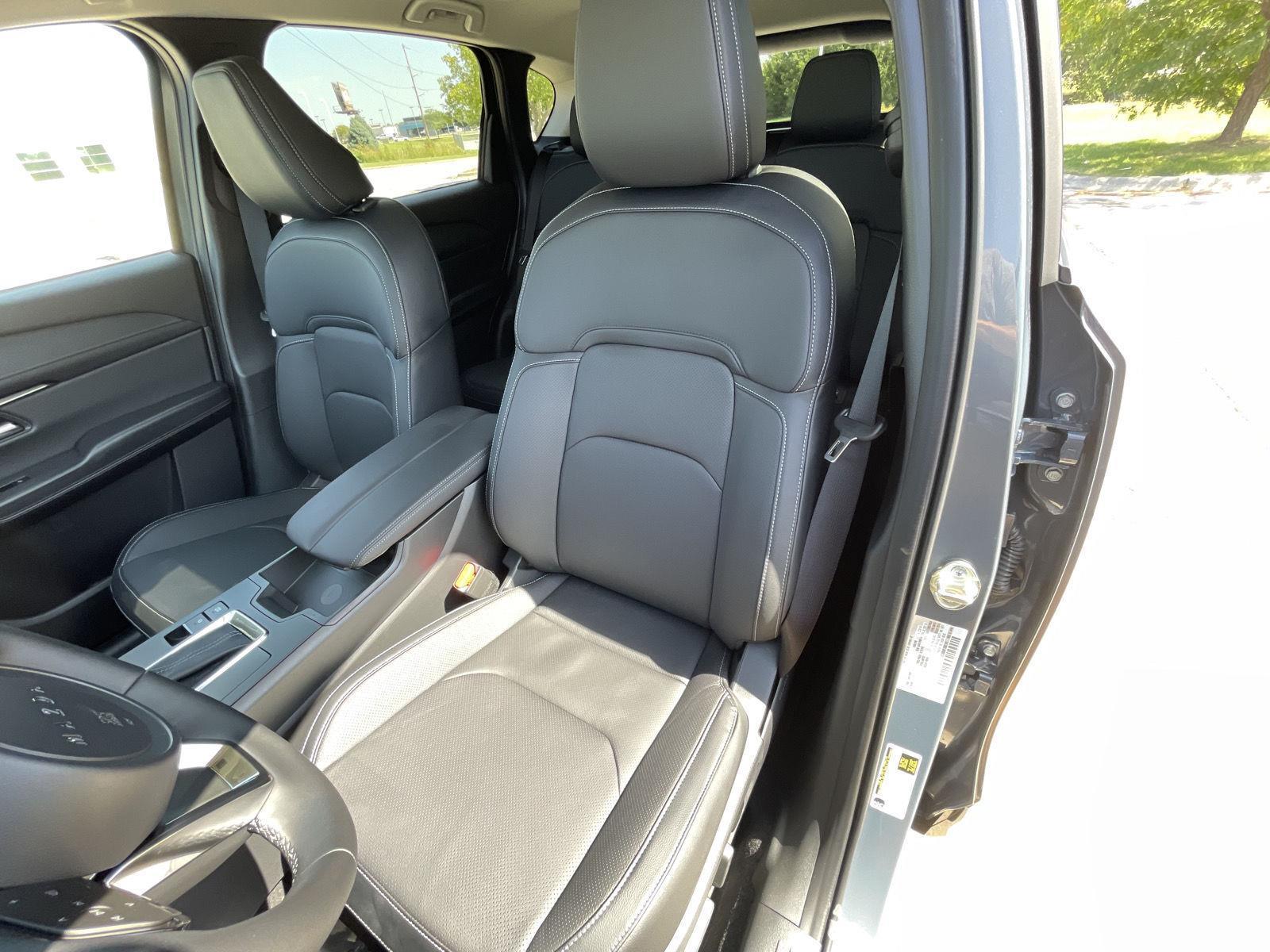Vehicle photo 17
