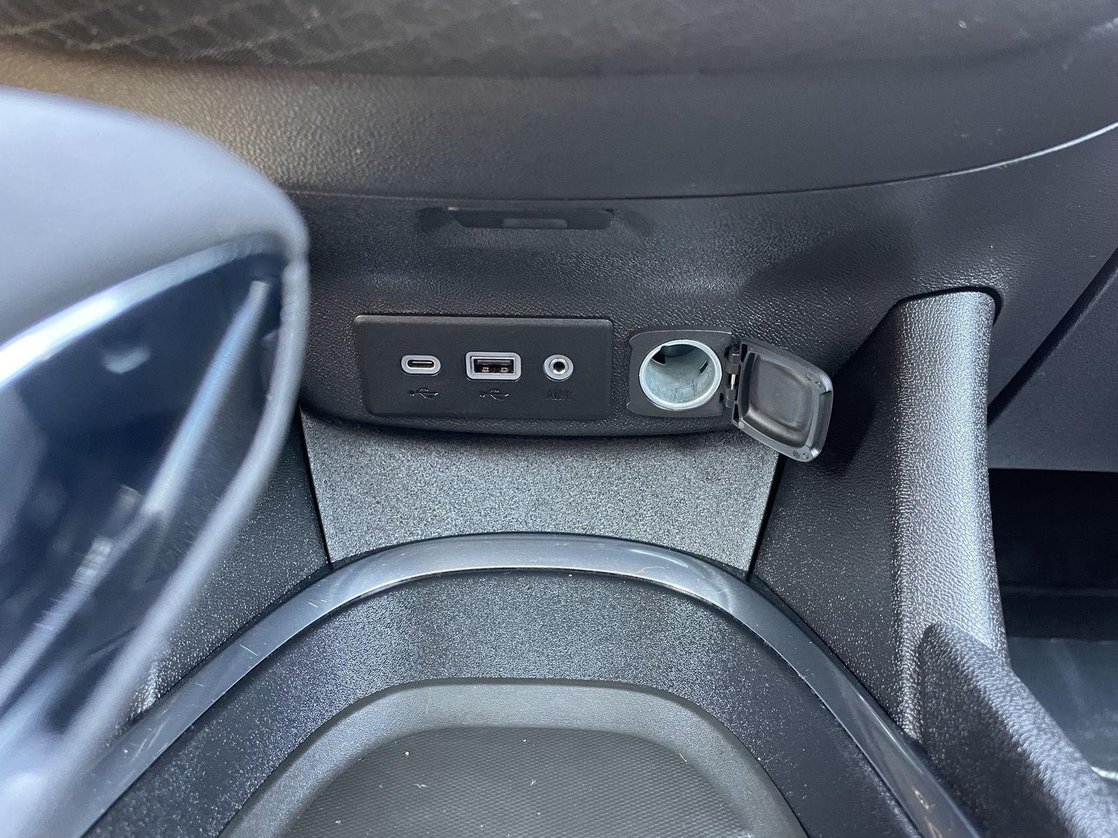 Vehicle photo 28