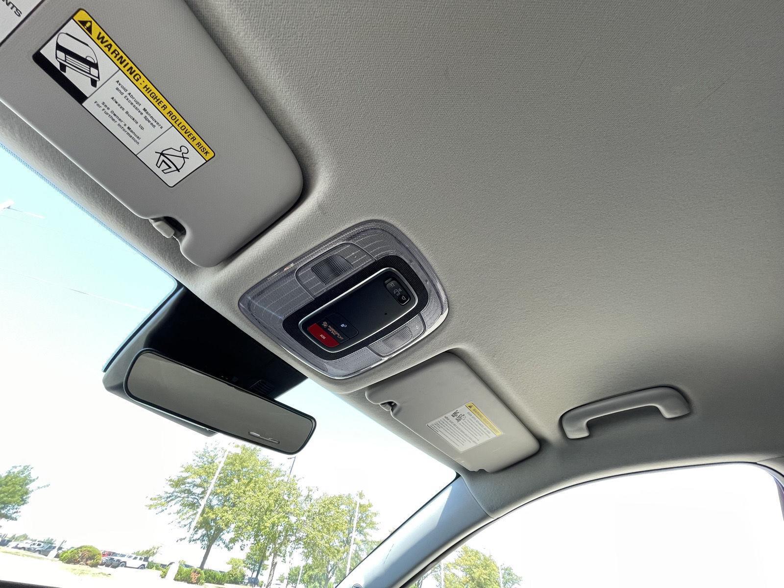 Vehicle photo 19