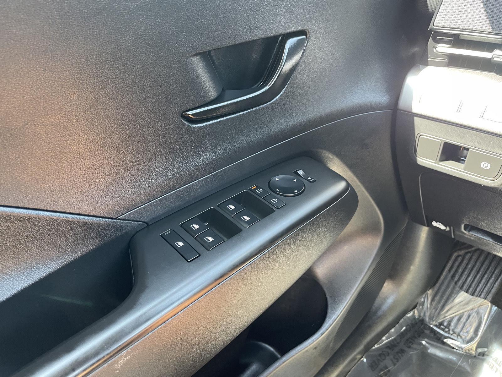 Vehicle photo 25