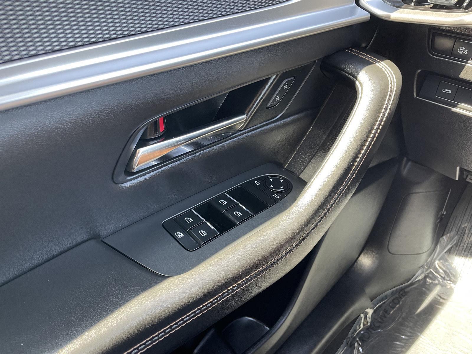 Vehicle photo 28