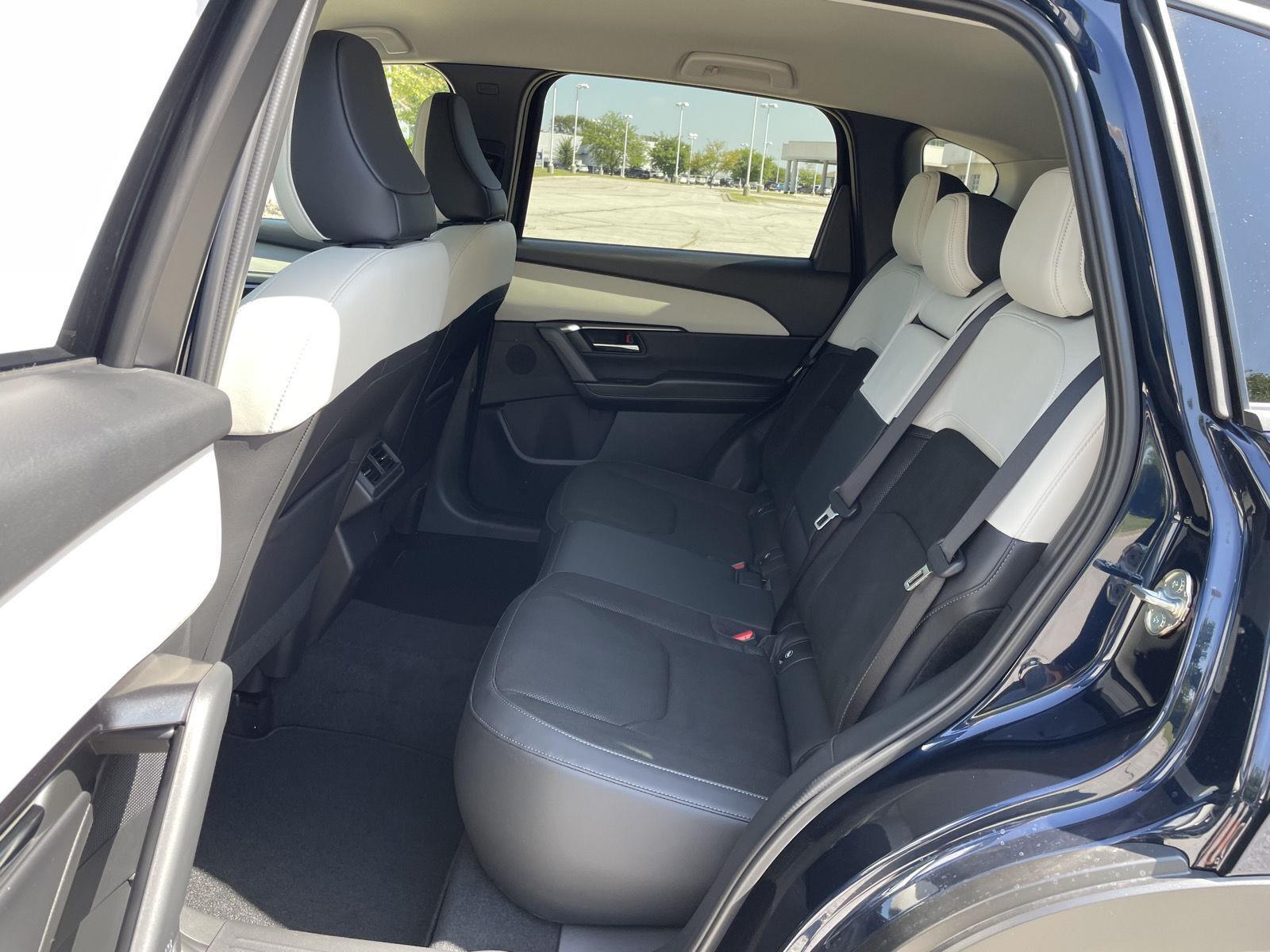 Vehicle photo 19