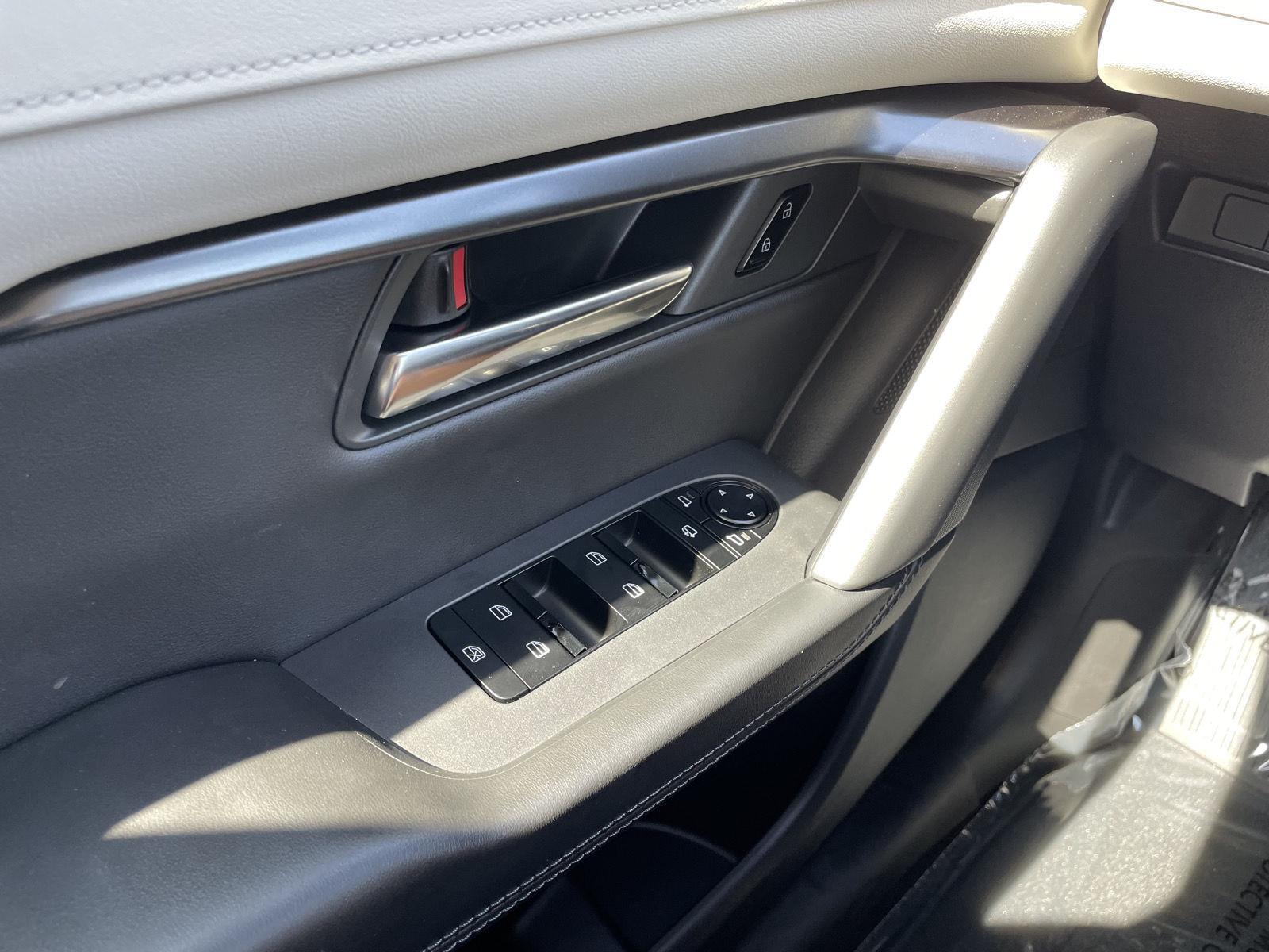 Vehicle photo 25