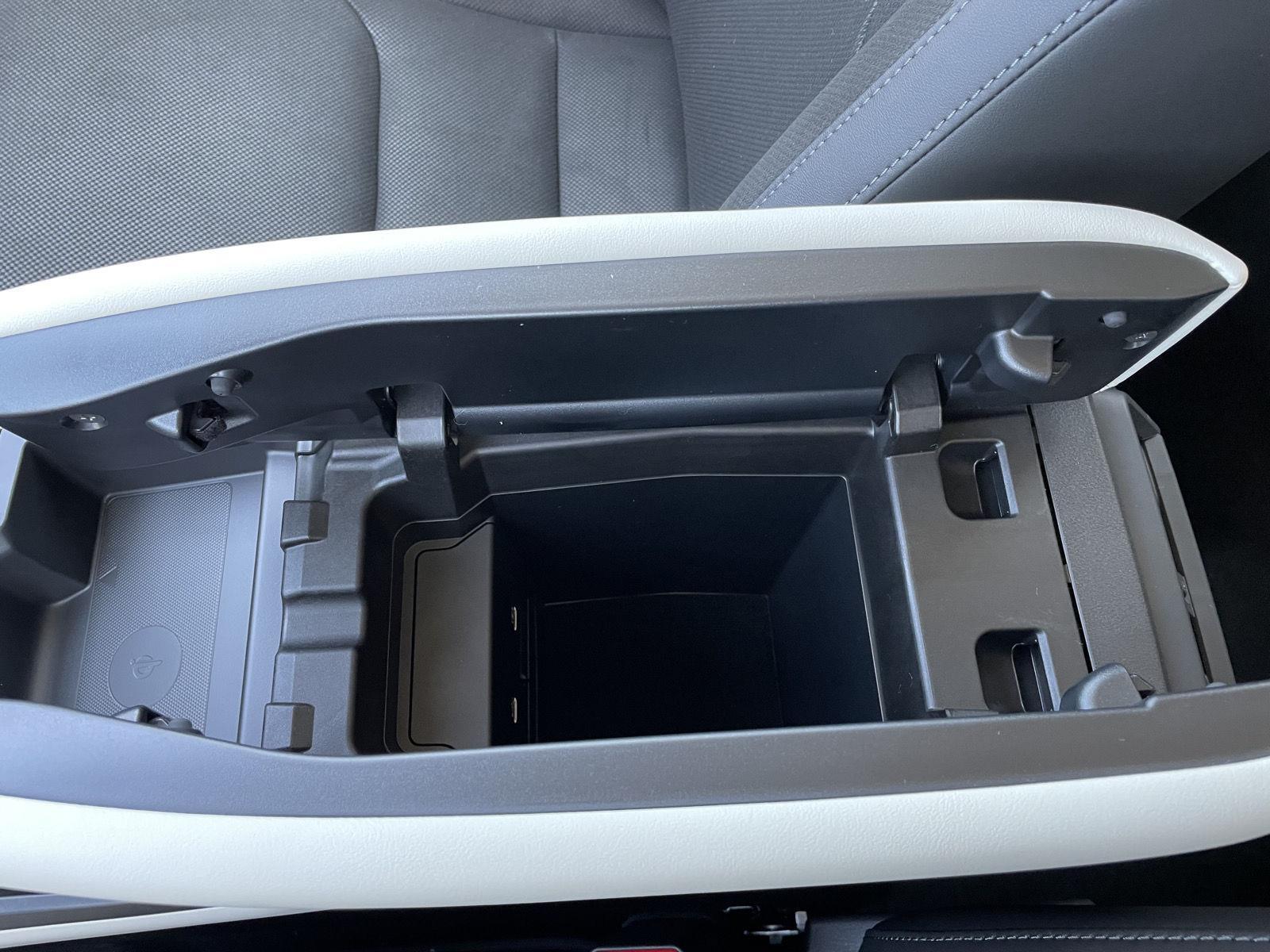 Vehicle photo 28