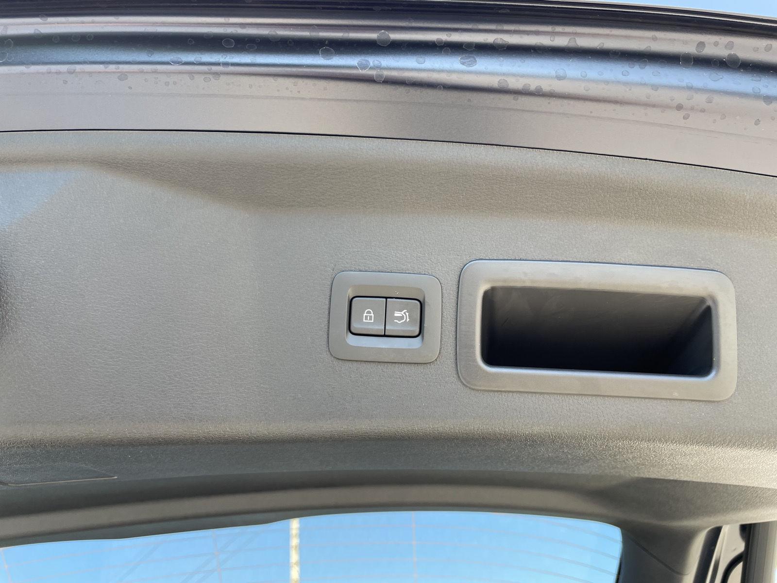 Vehicle photo 33