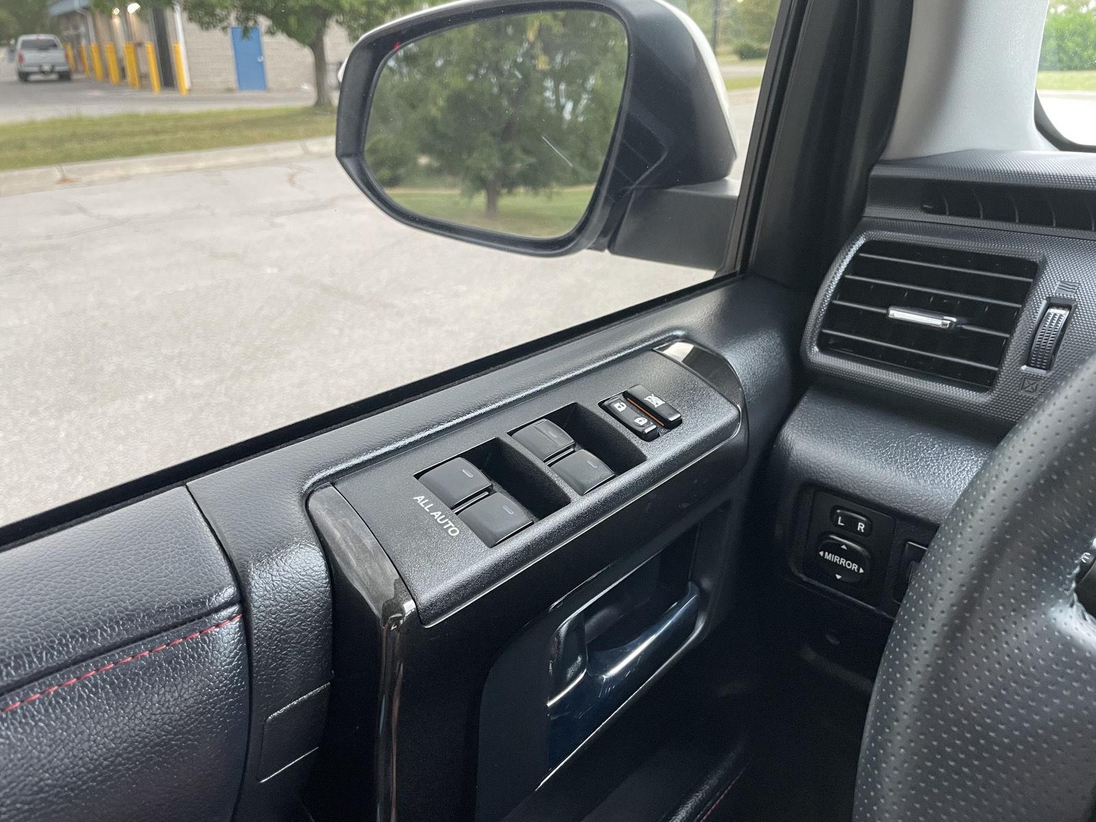 Vehicle photo 28