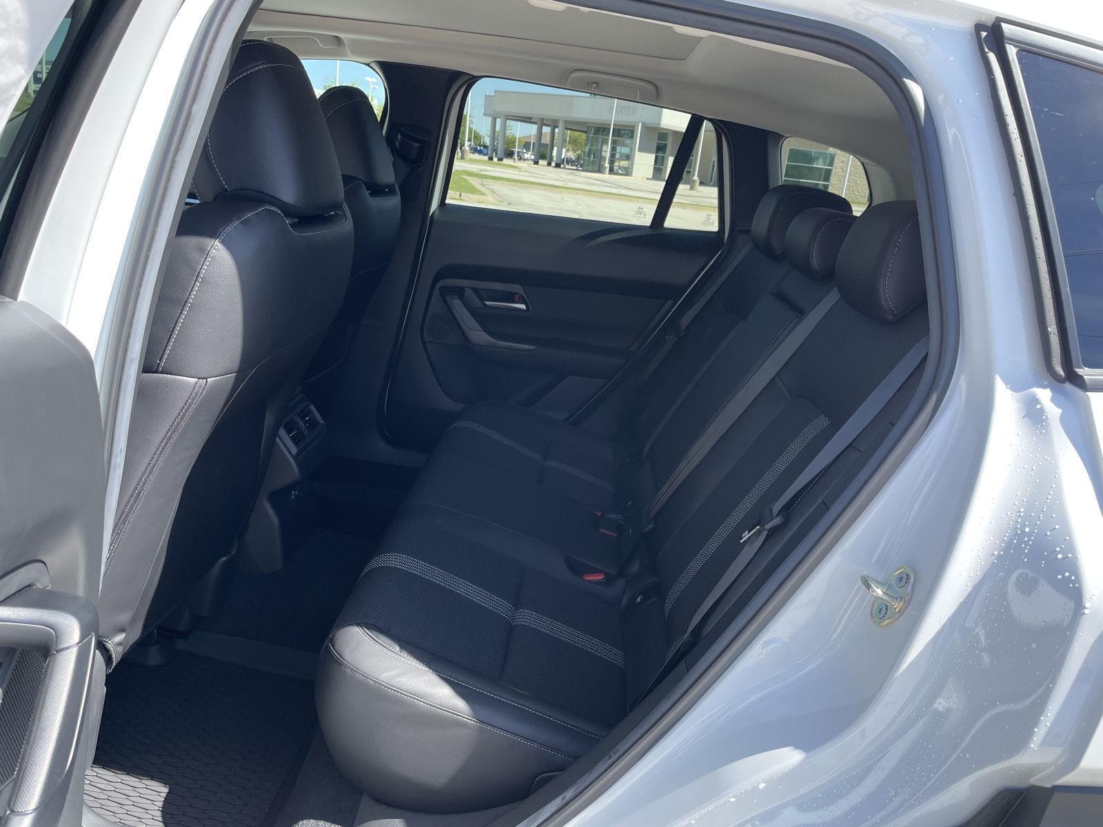 Vehicle photo 19