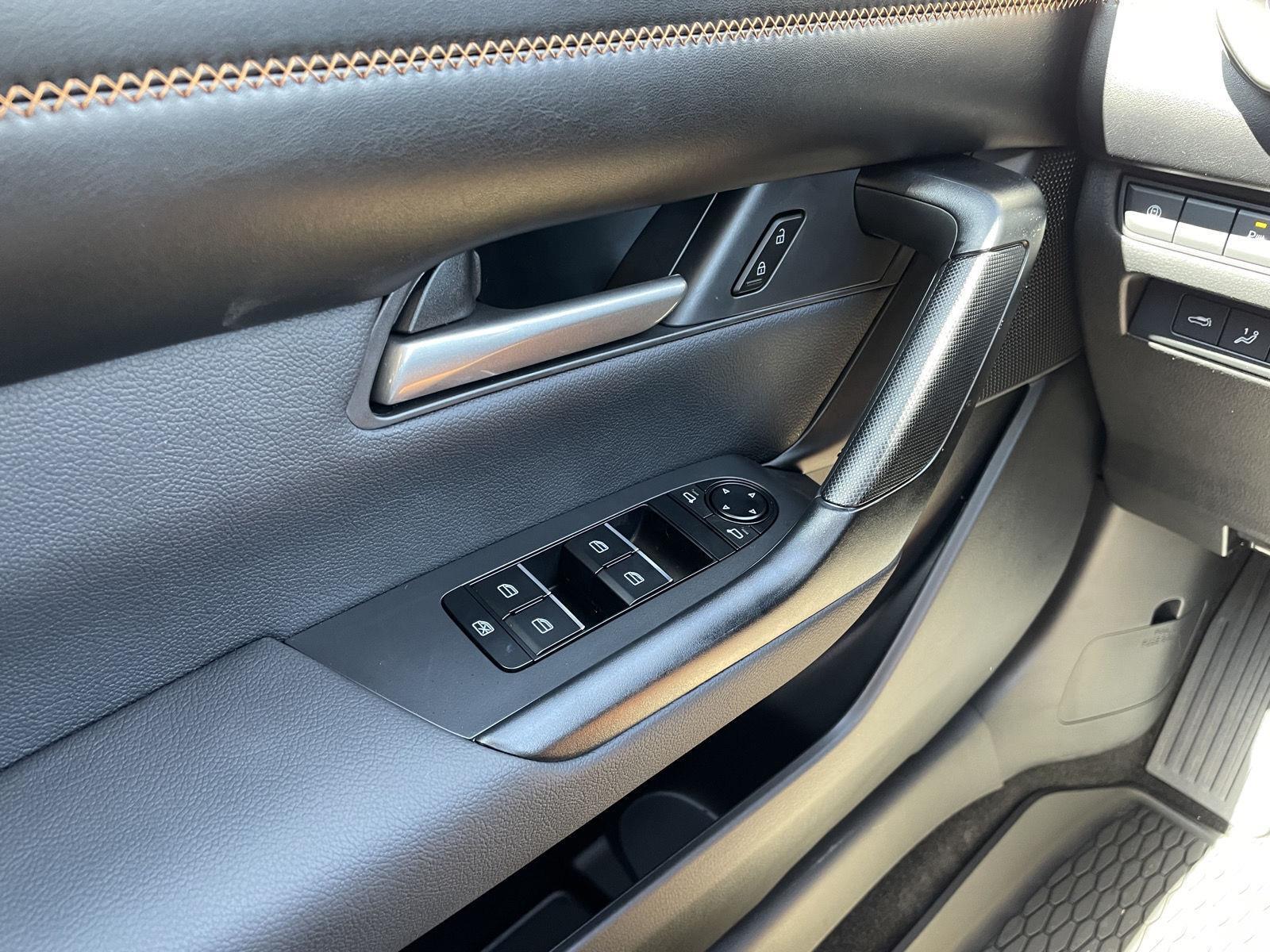 Vehicle photo 28