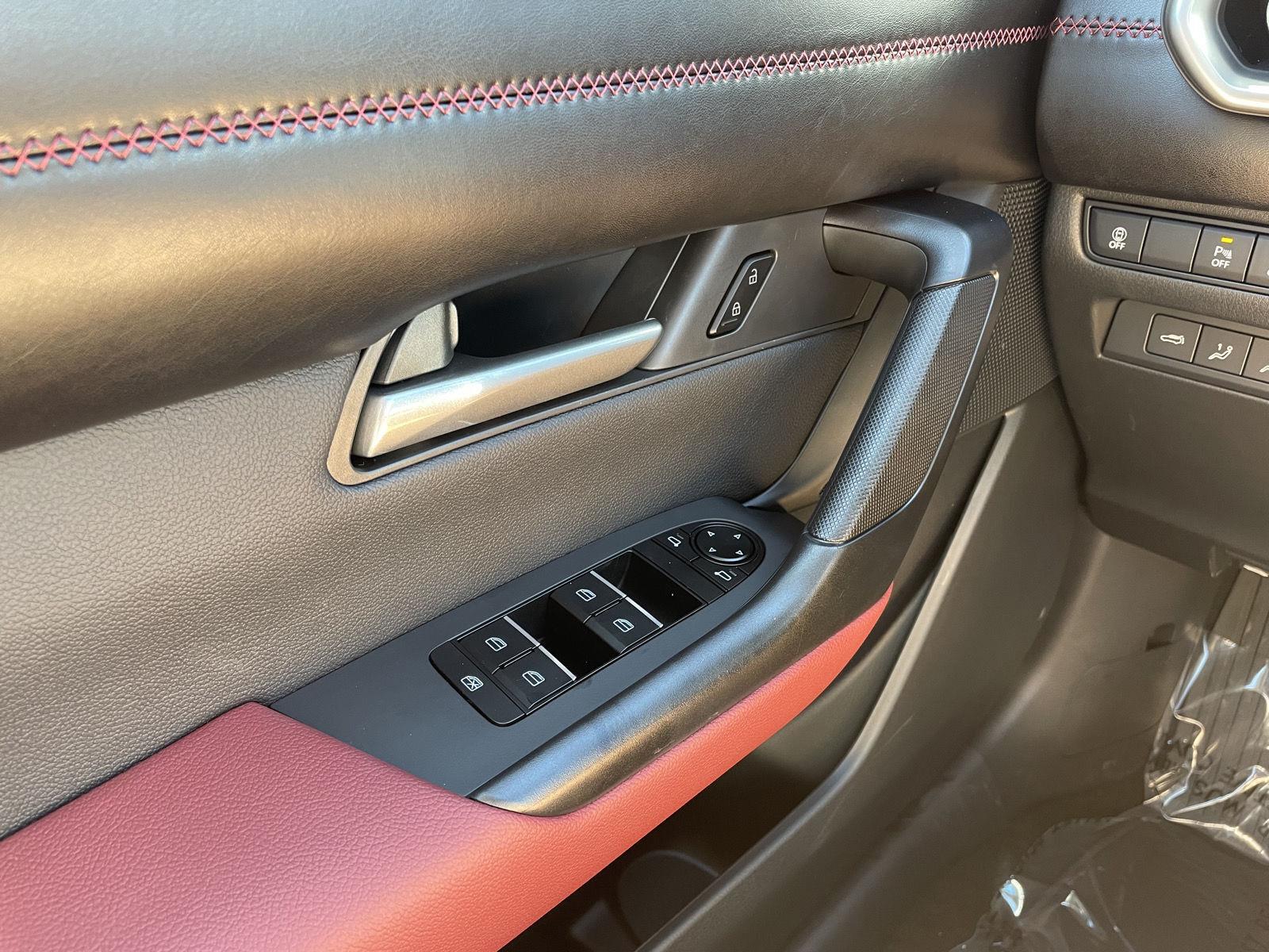 Vehicle photo 28