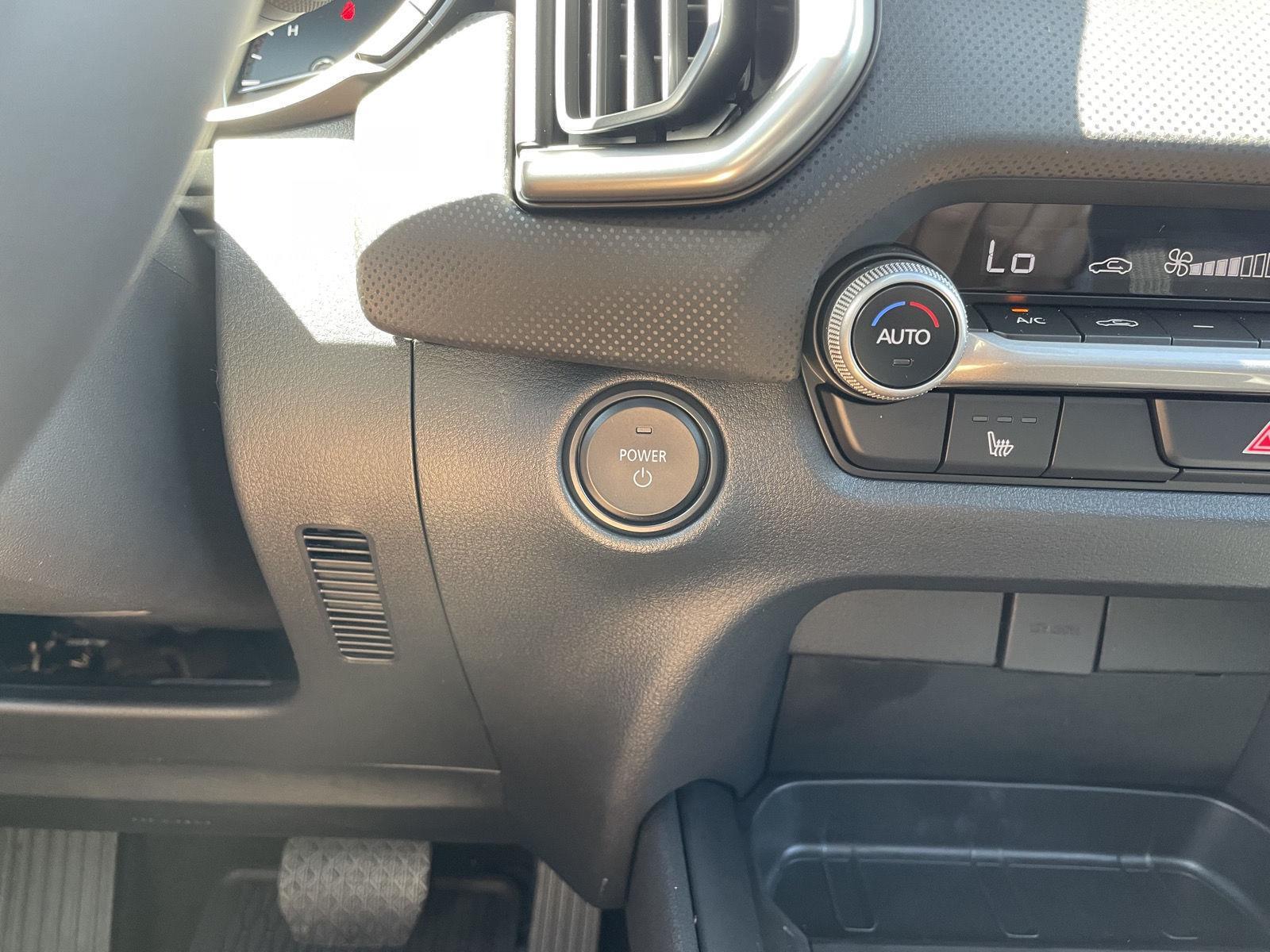 Vehicle photo 24