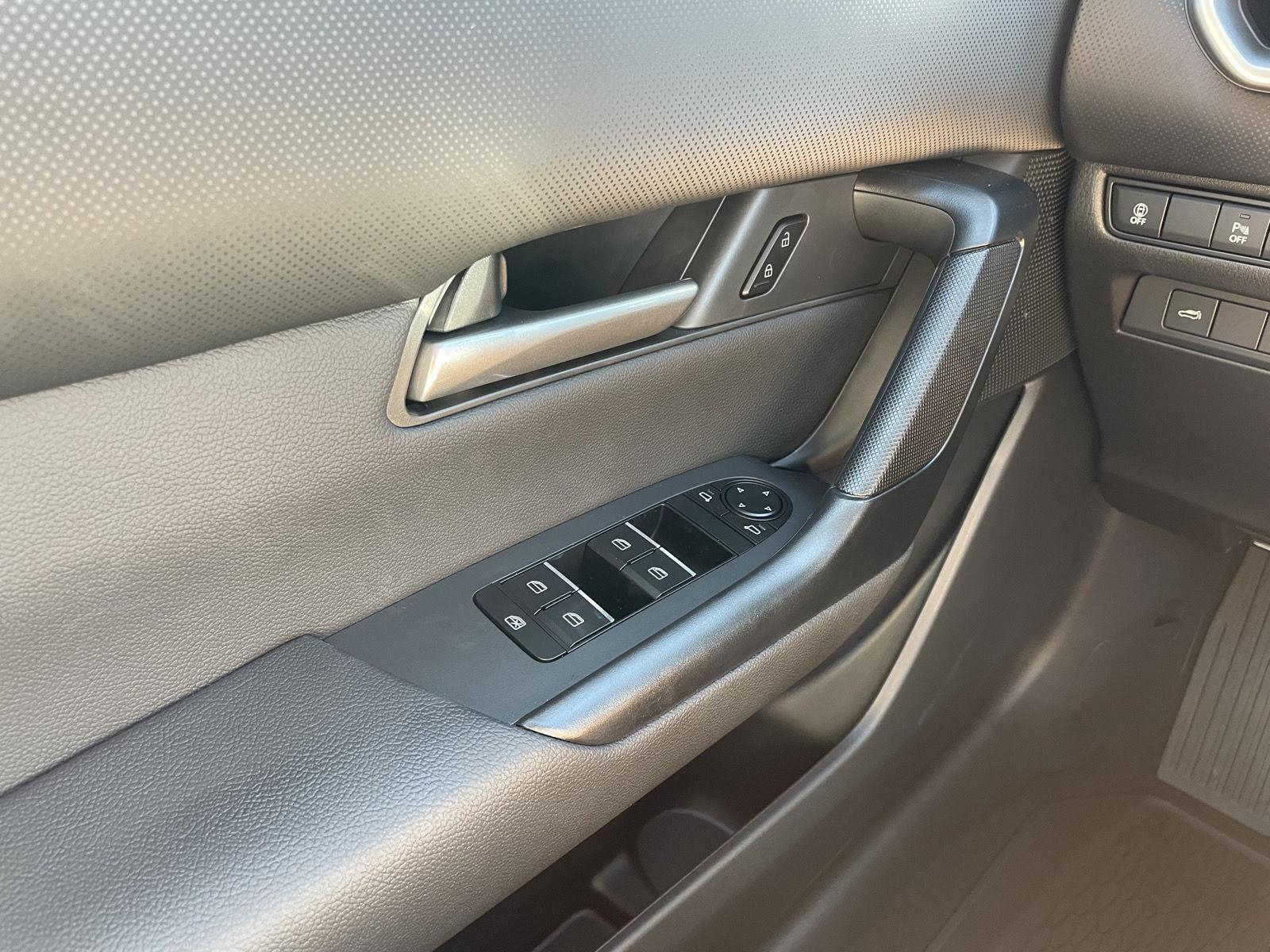 Vehicle photo 27