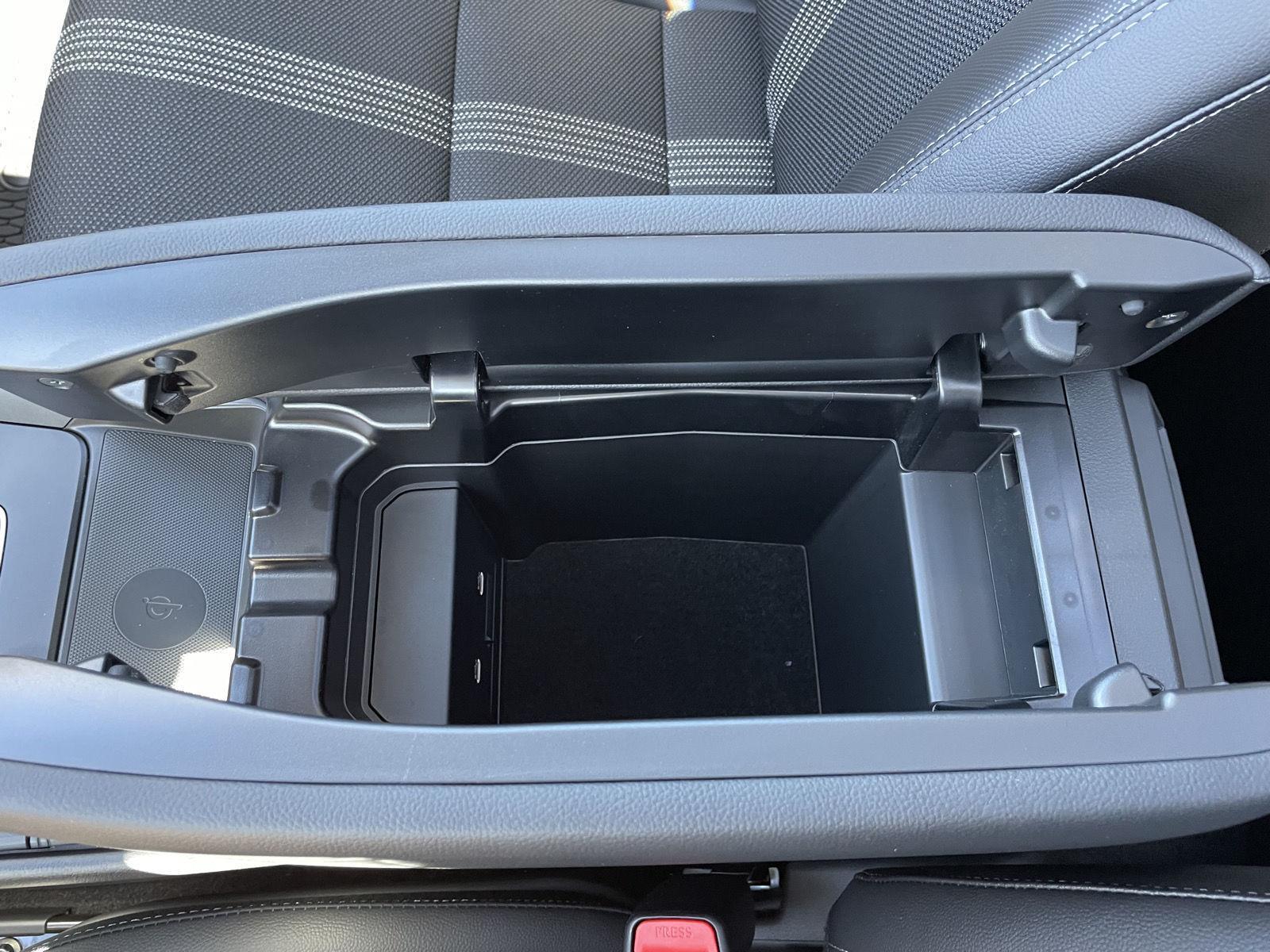 Vehicle photo 30