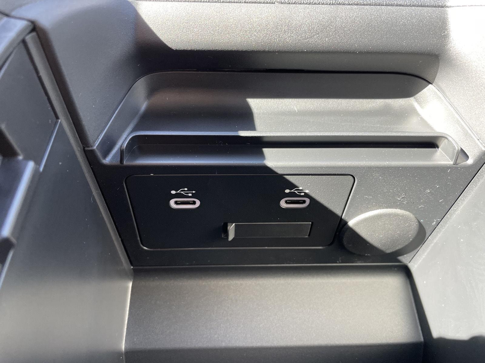 Vehicle photo 31