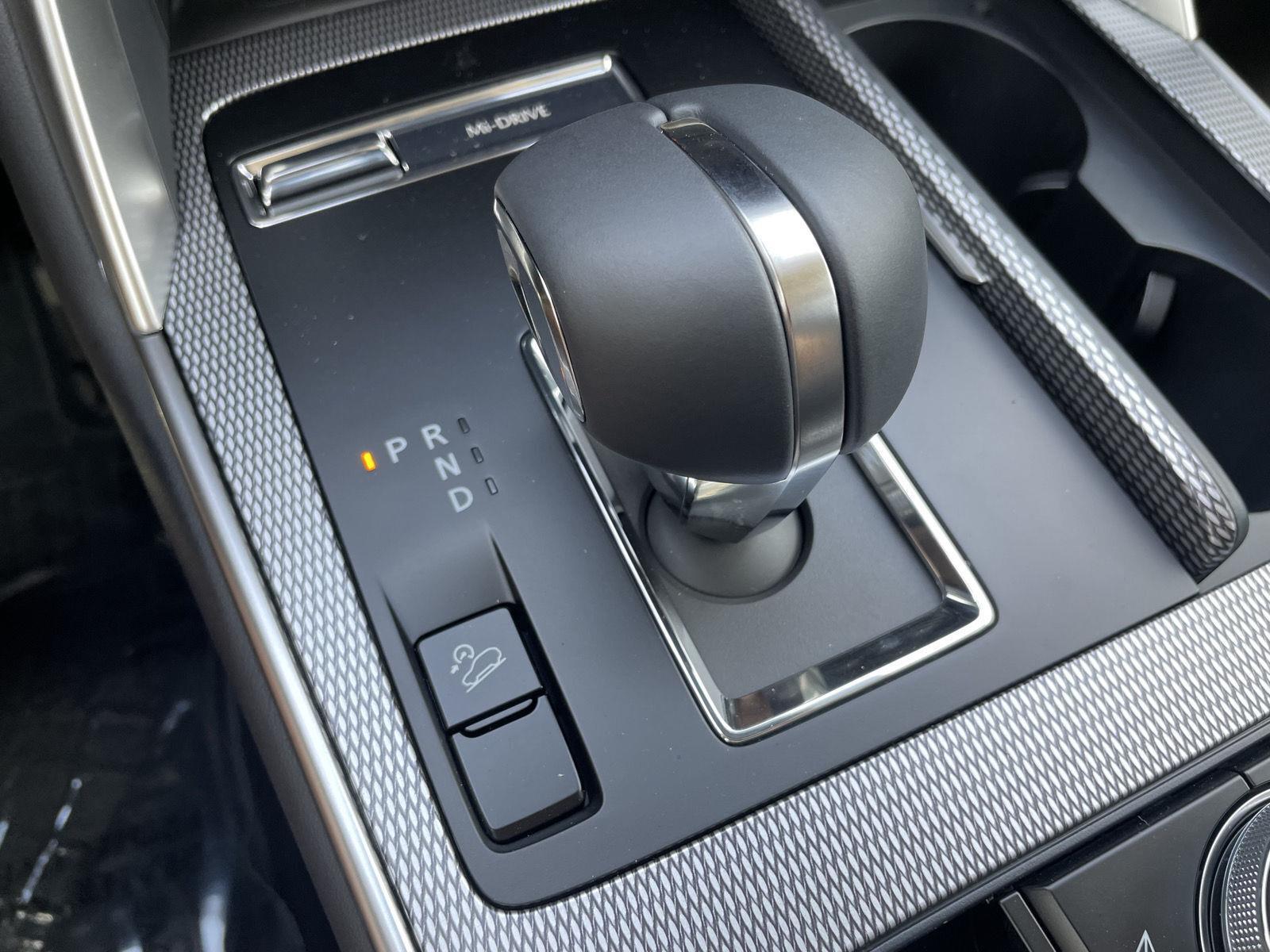 Vehicle photo 26