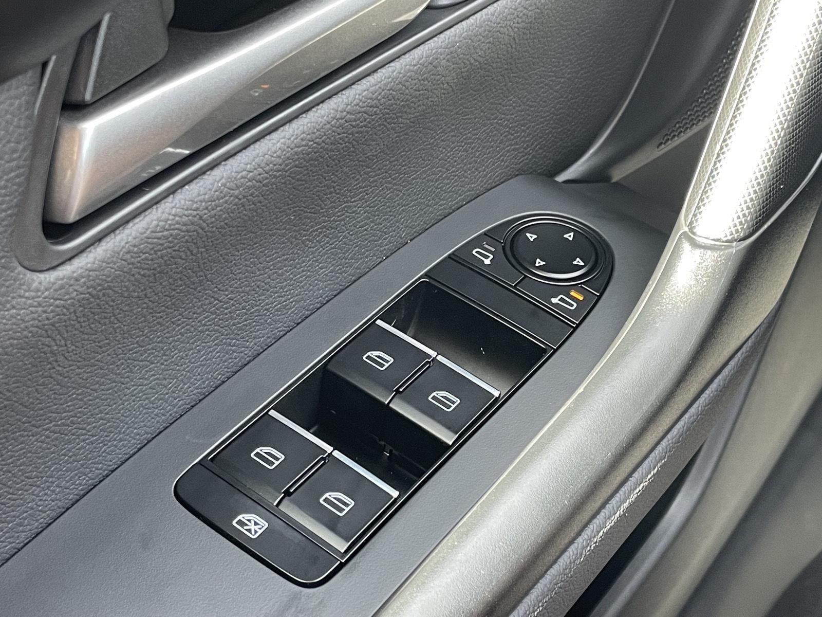 Vehicle photo 16