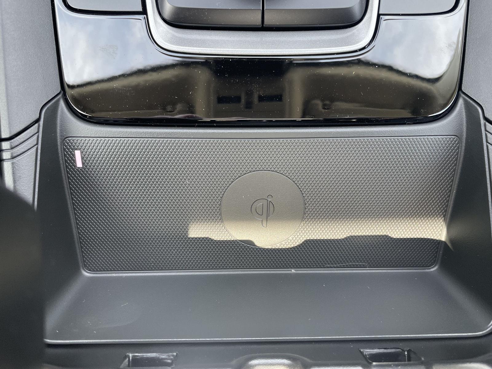 Vehicle photo 26