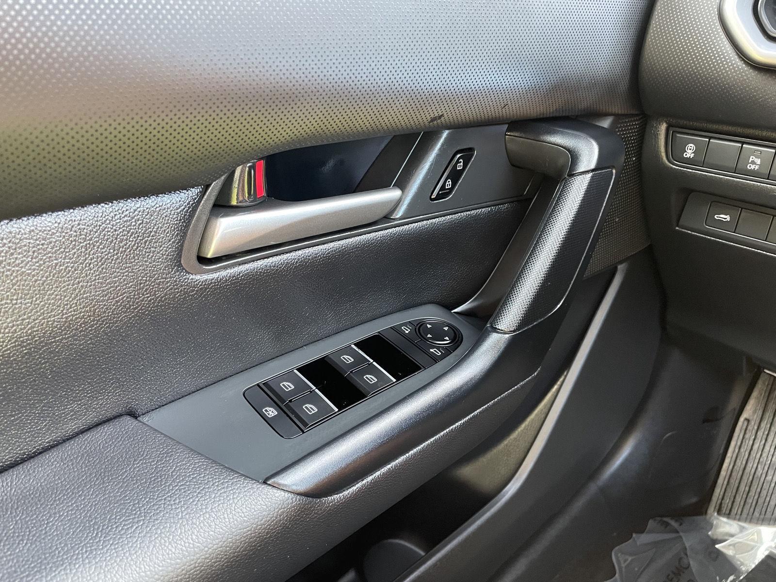 Vehicle photo 26