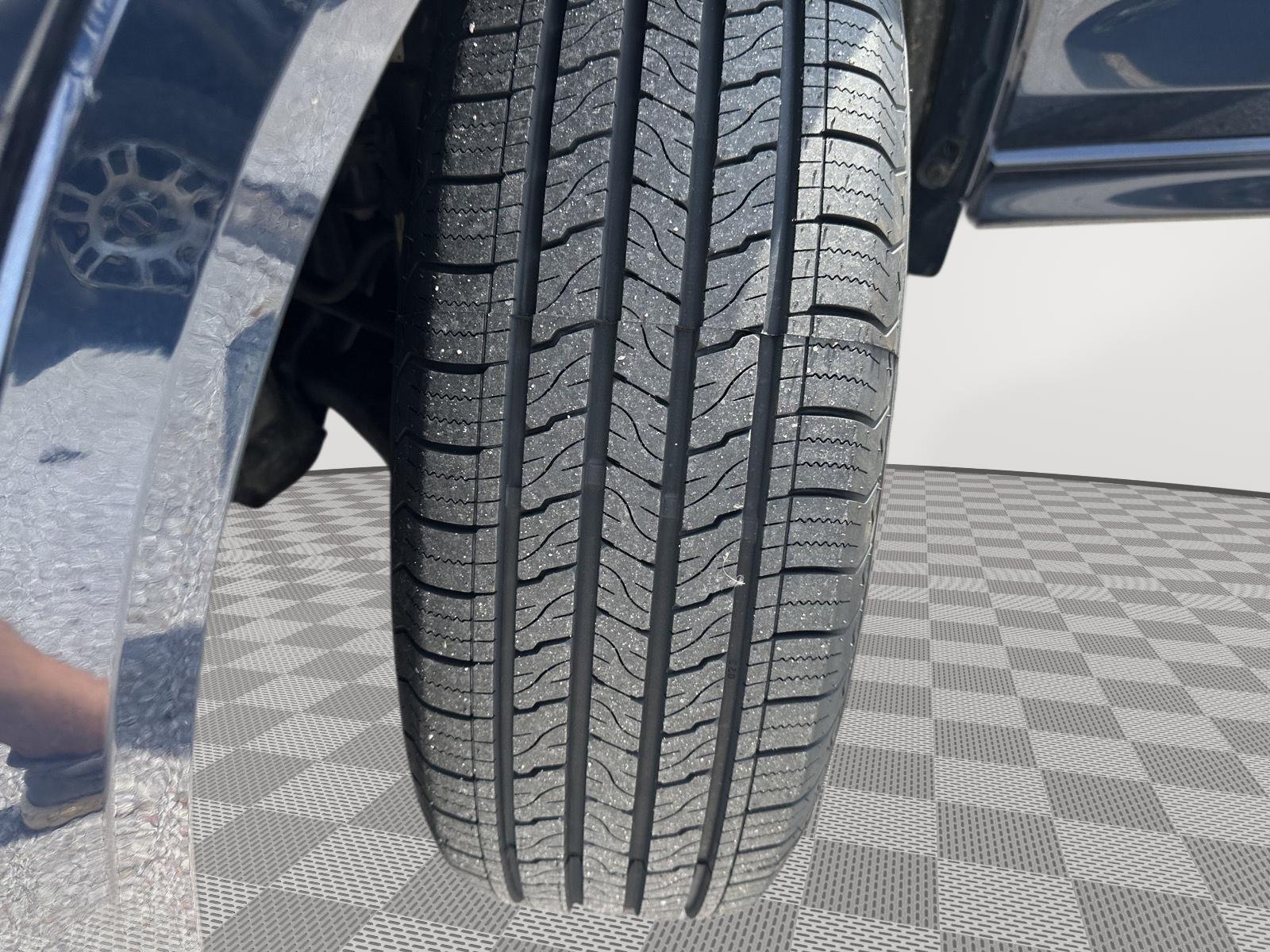 Vehicle photo 11