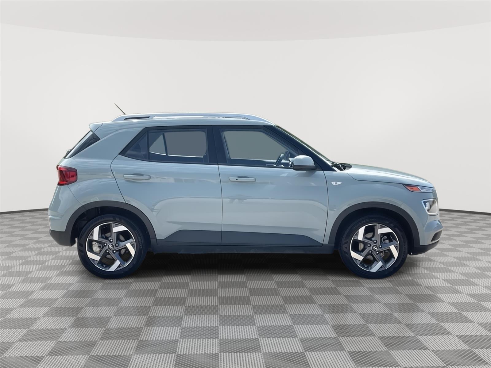 Vehicle photo 6