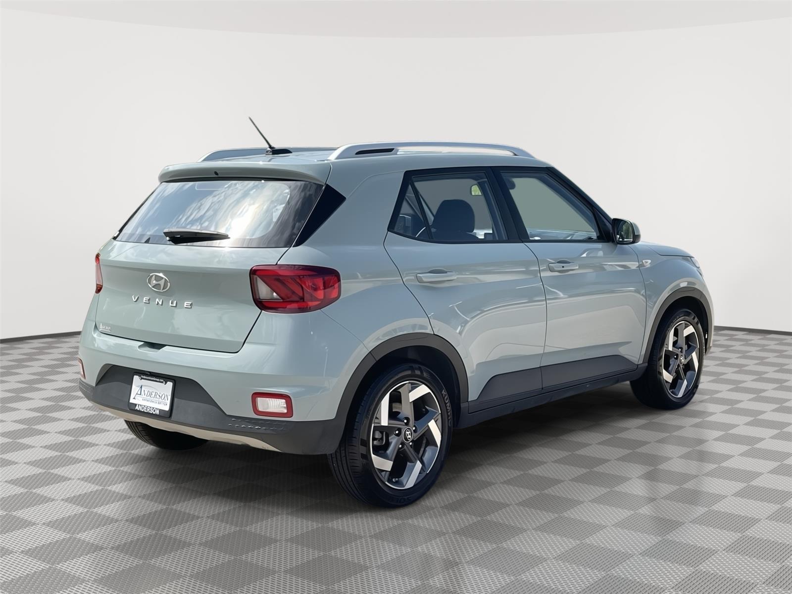Vehicle photo 7
