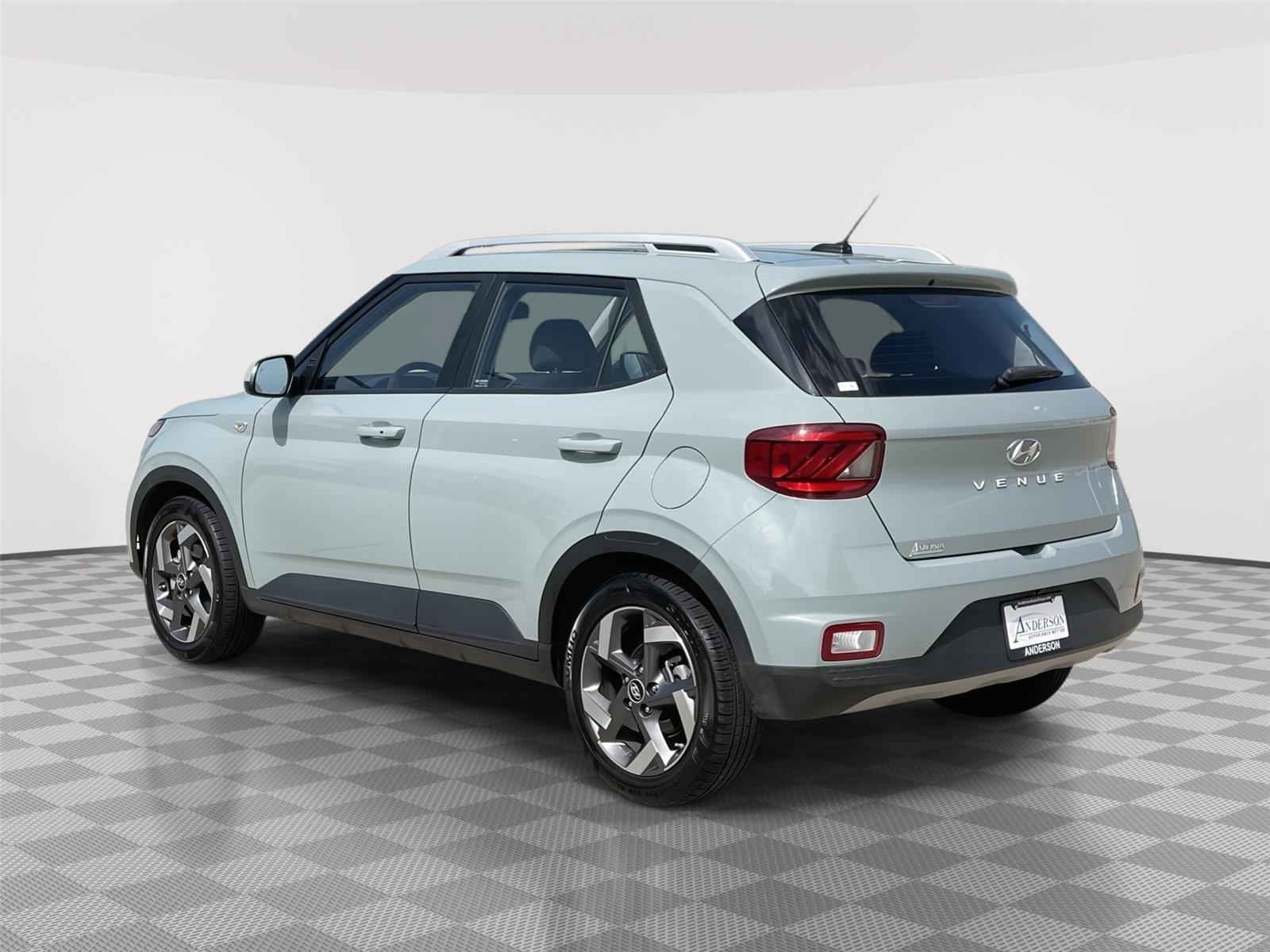 Vehicle photo 9