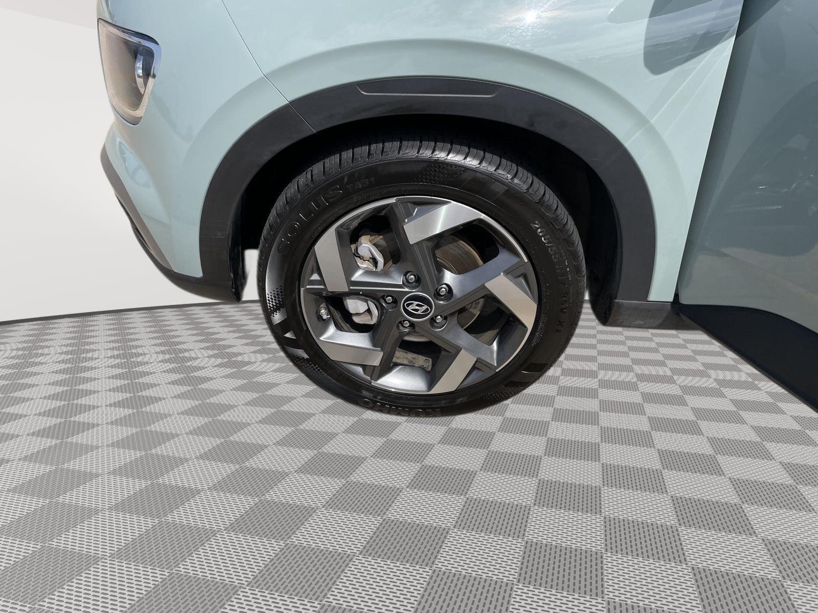 Vehicle photo 10