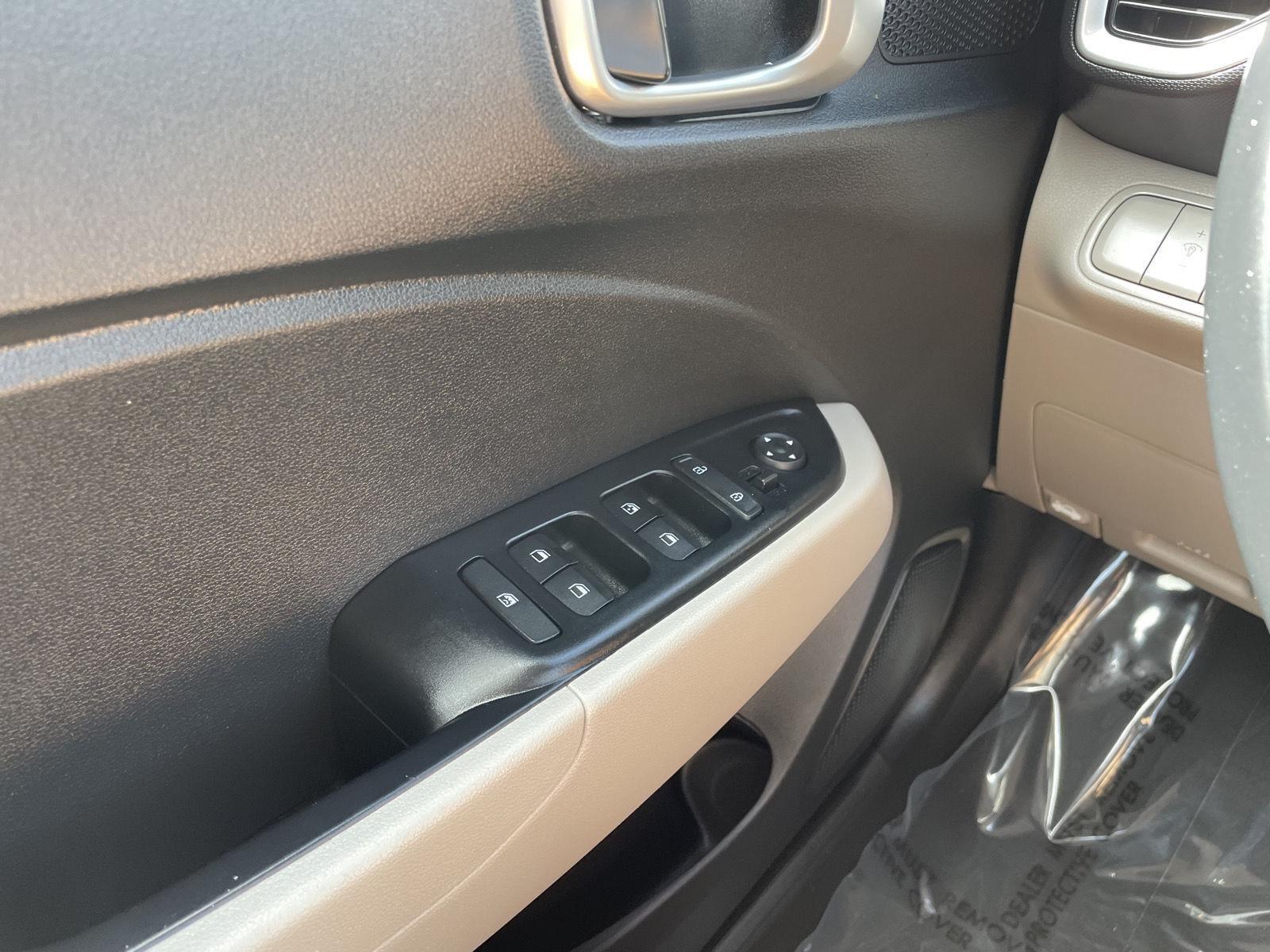 Vehicle photo 28