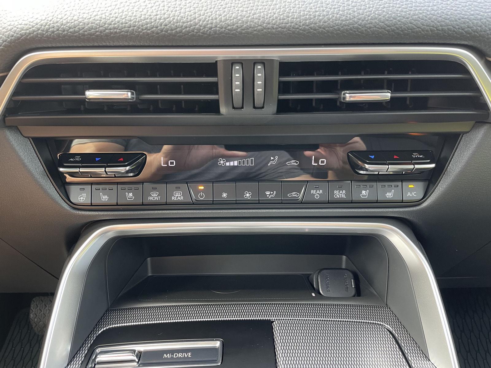 Vehicle photo 26