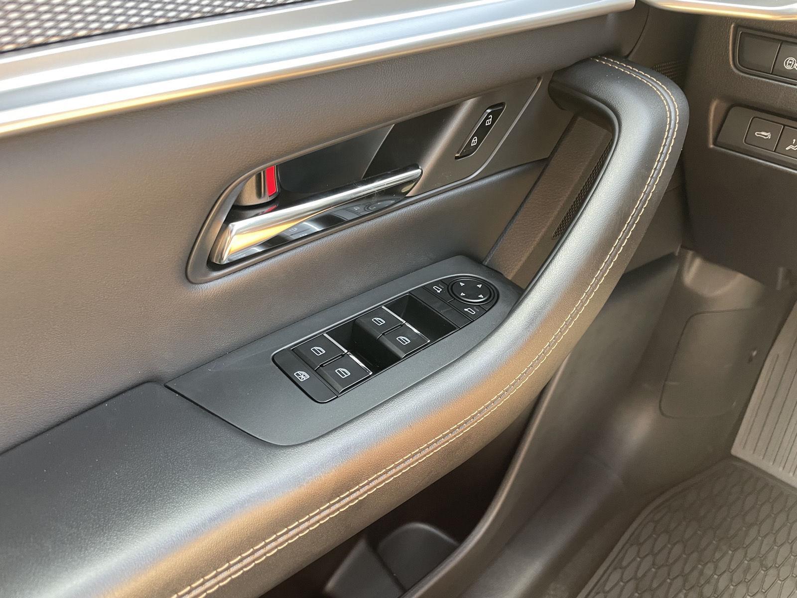 Vehicle photo 30
