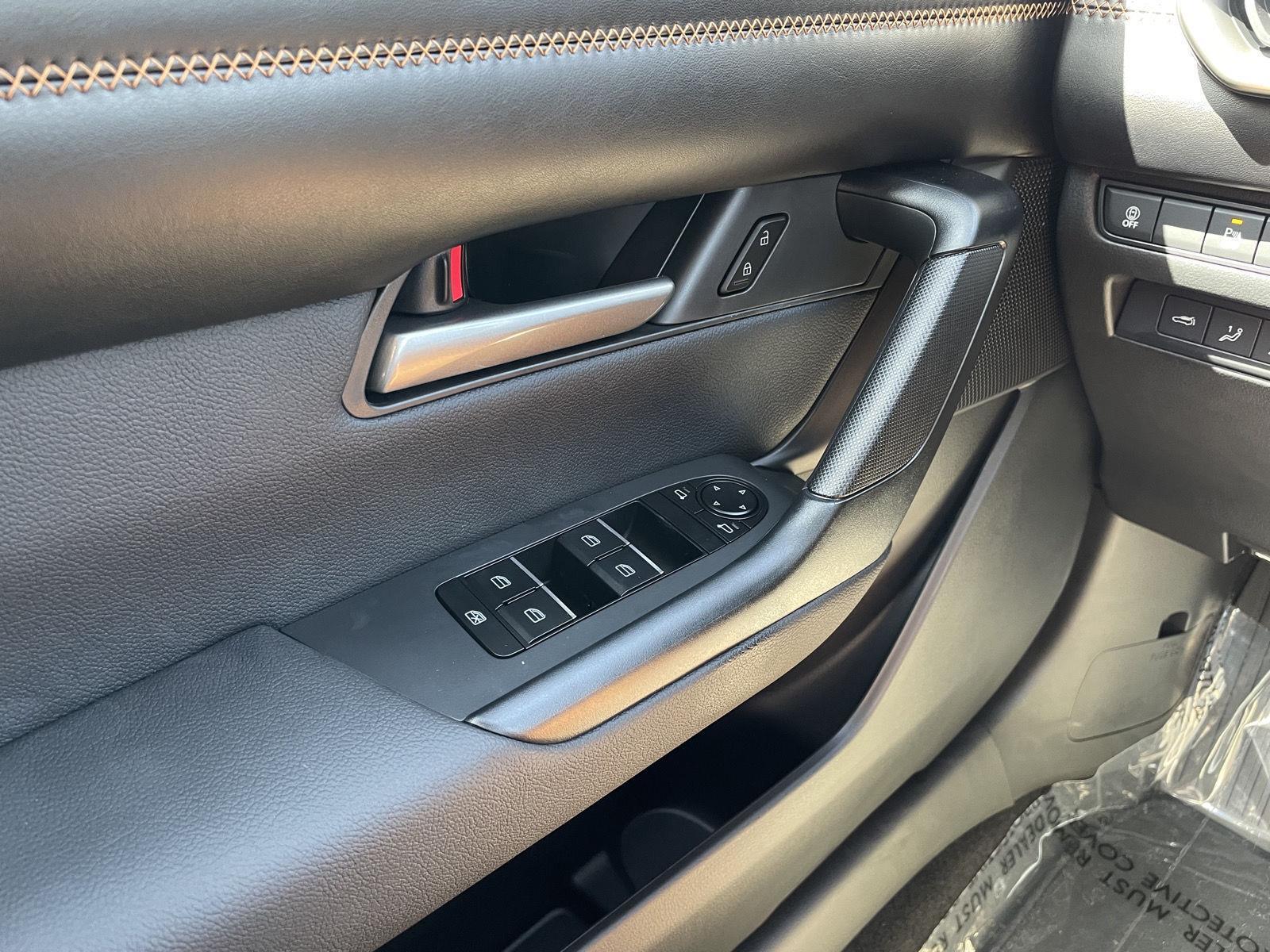 Vehicle photo 28