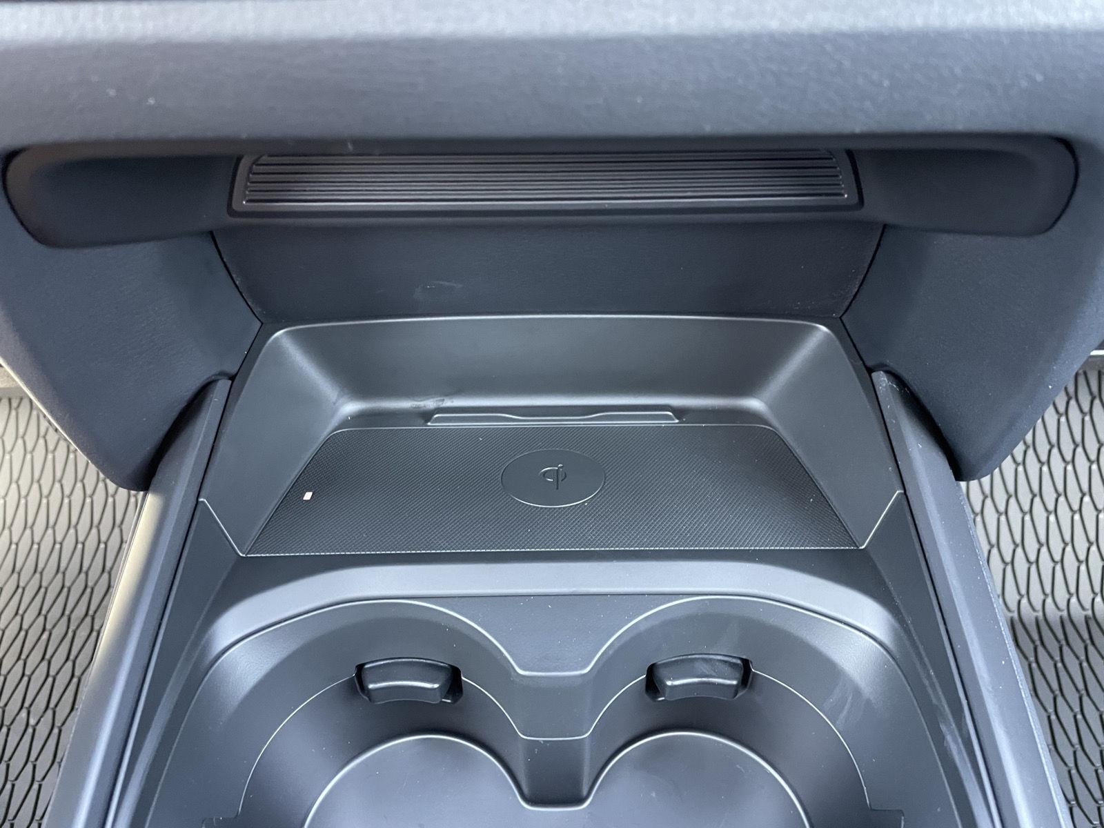 Vehicle photo 26
