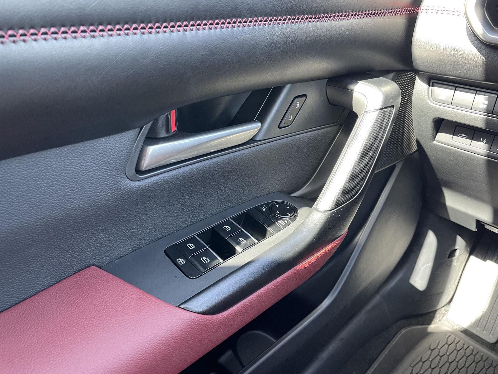 Vehicle photo 28