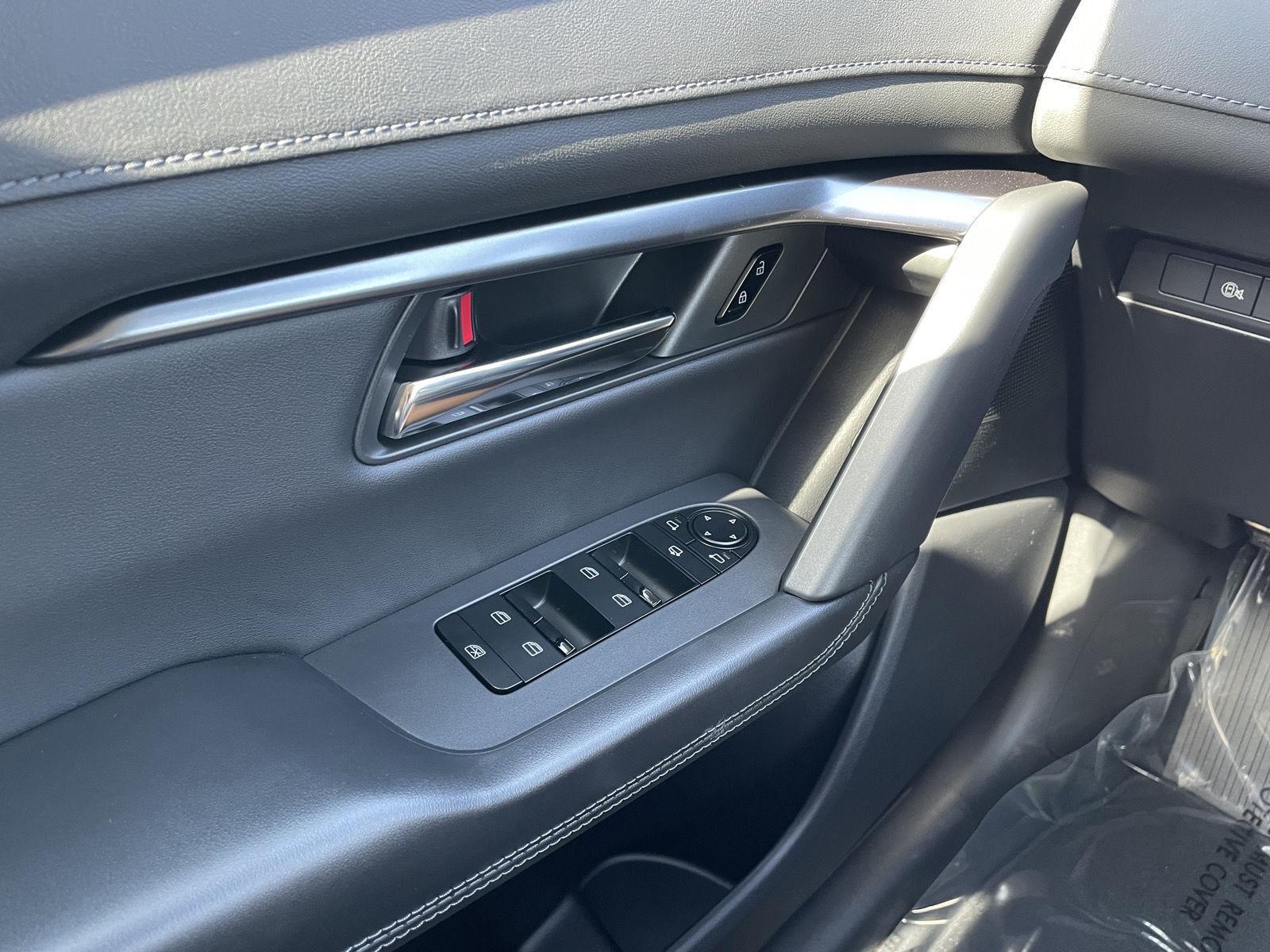 Vehicle photo 24