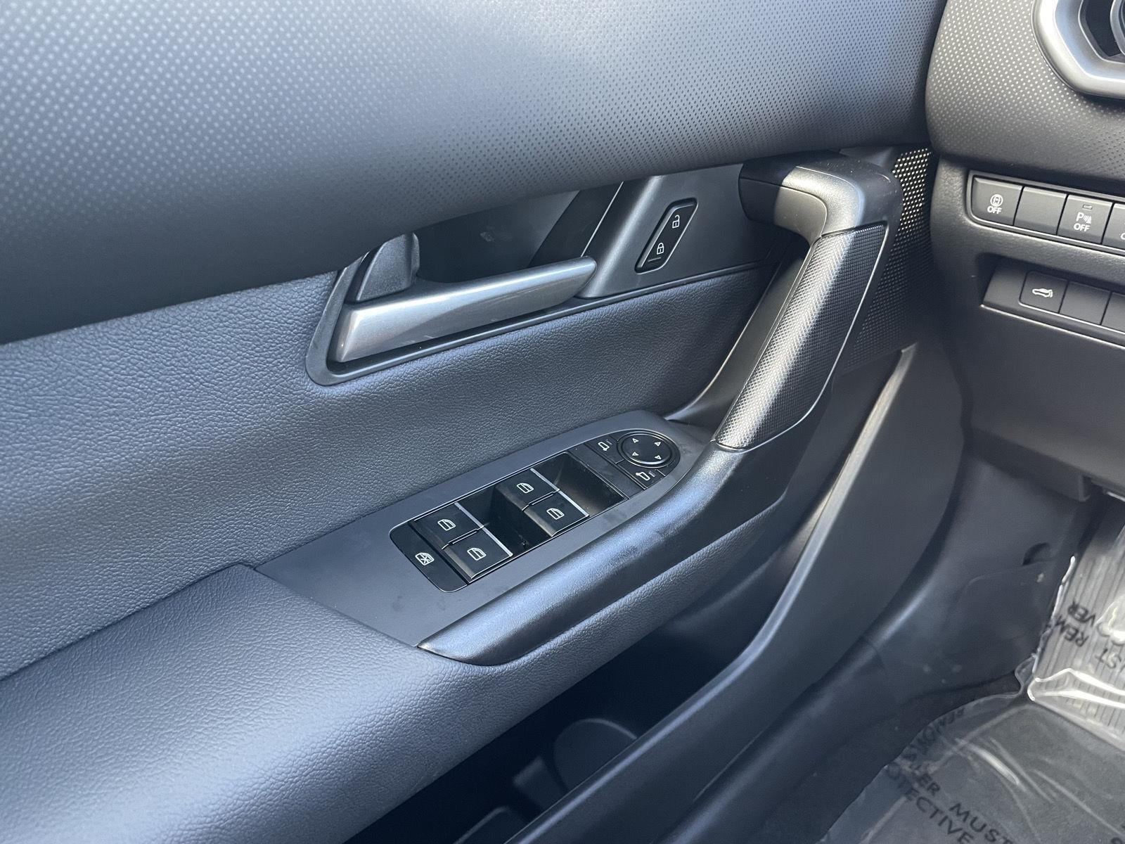 Vehicle photo 27