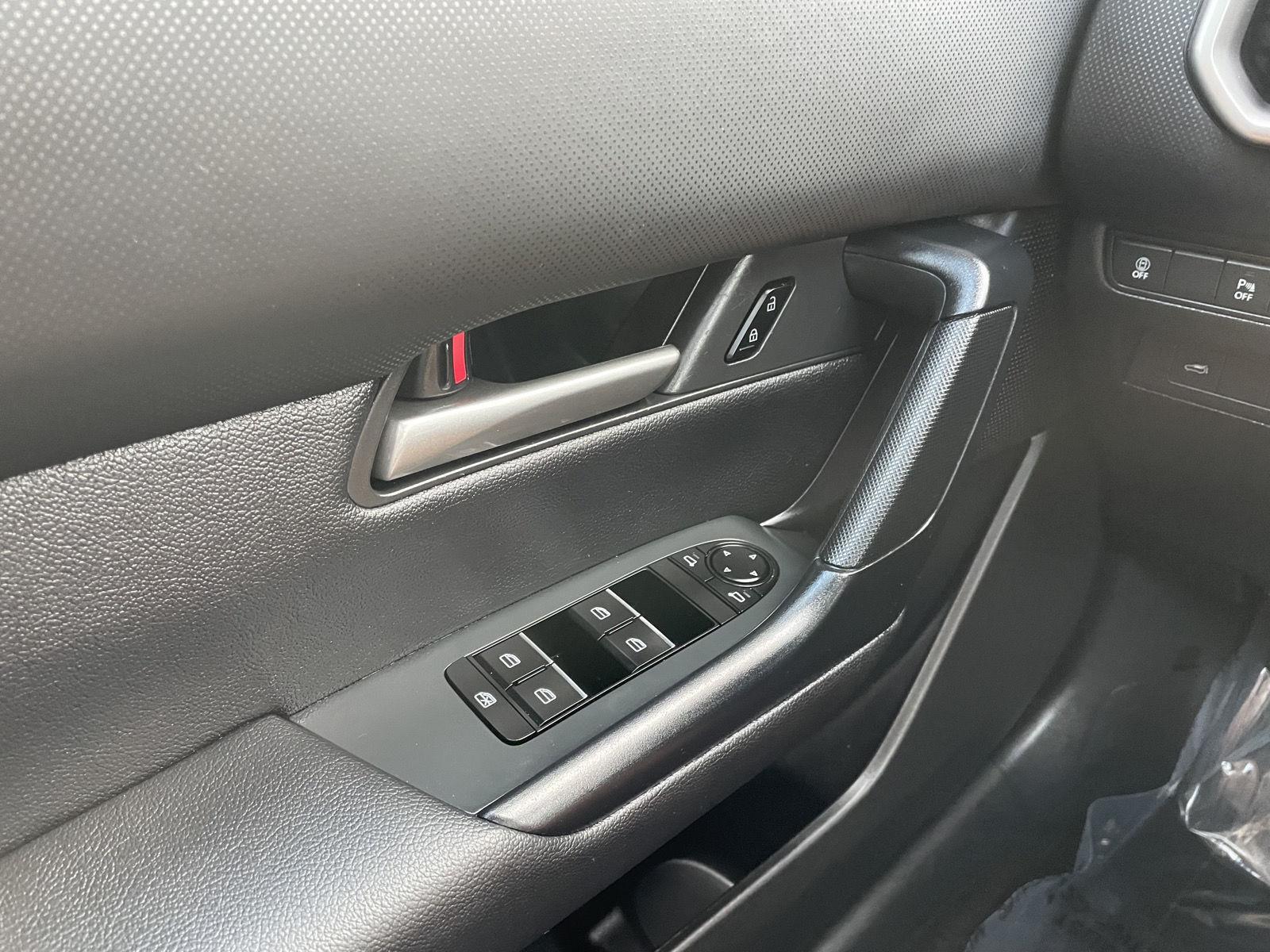 Vehicle photo 27