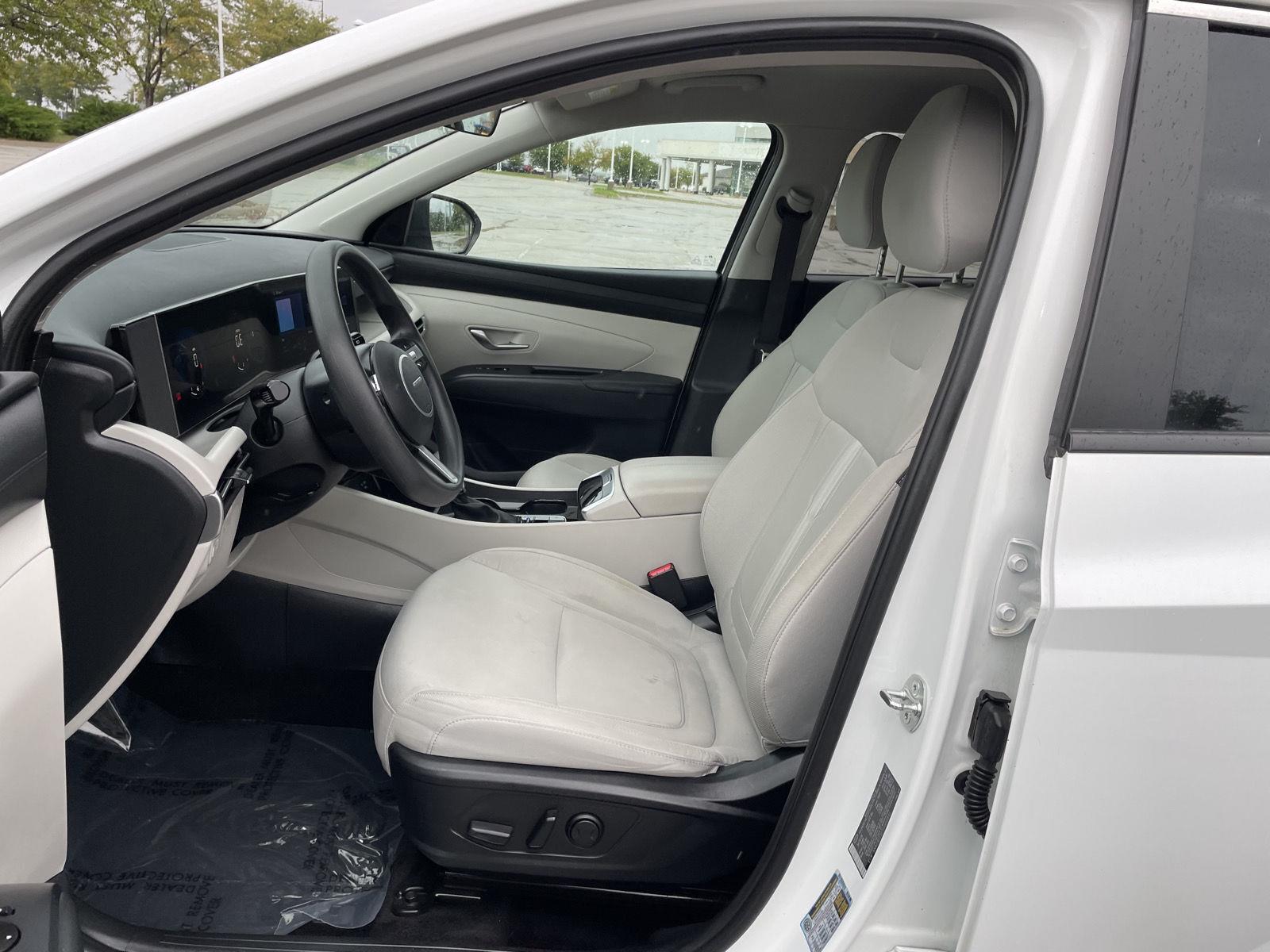Vehicle photo 17