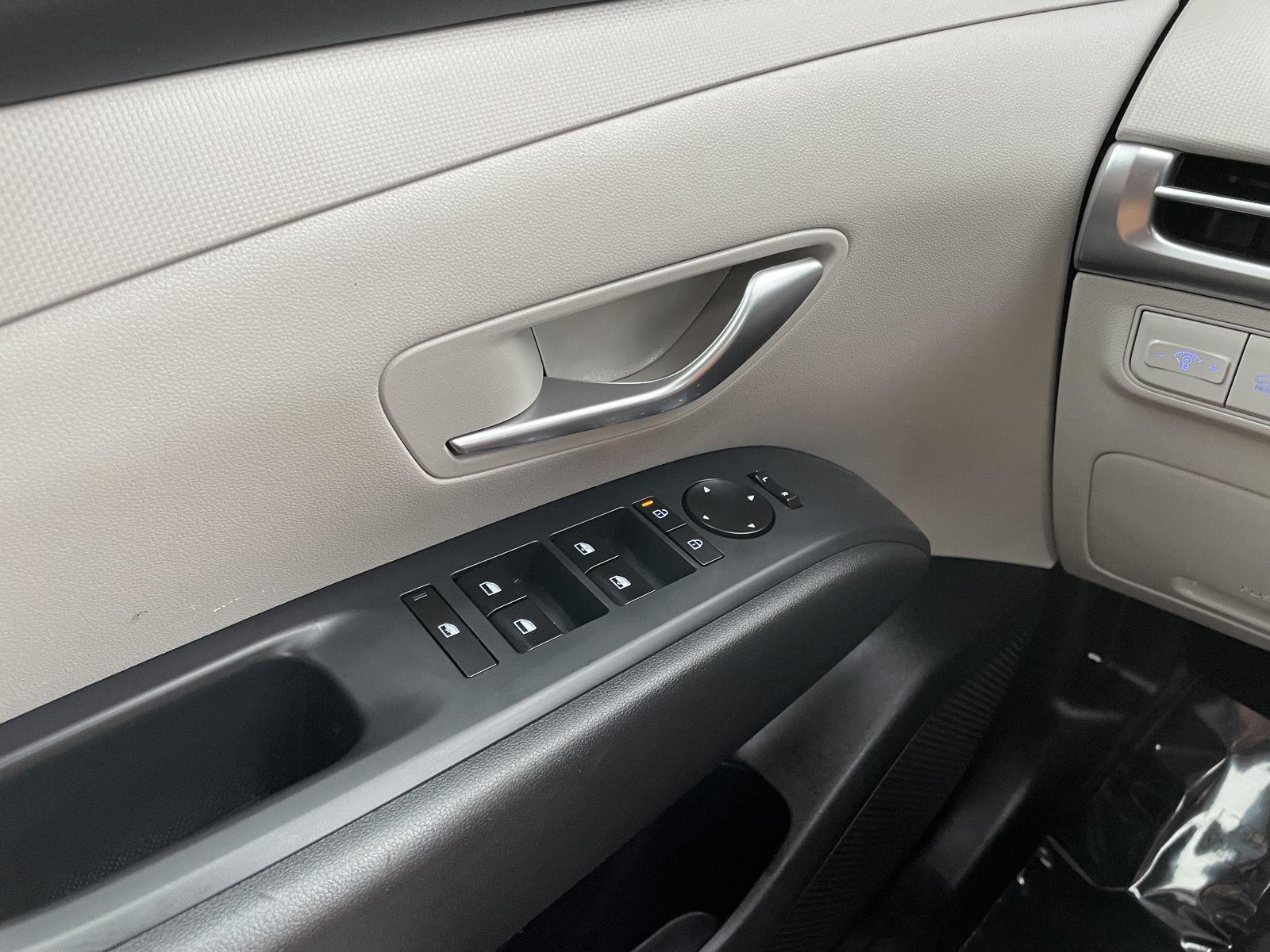 Vehicle photo 28