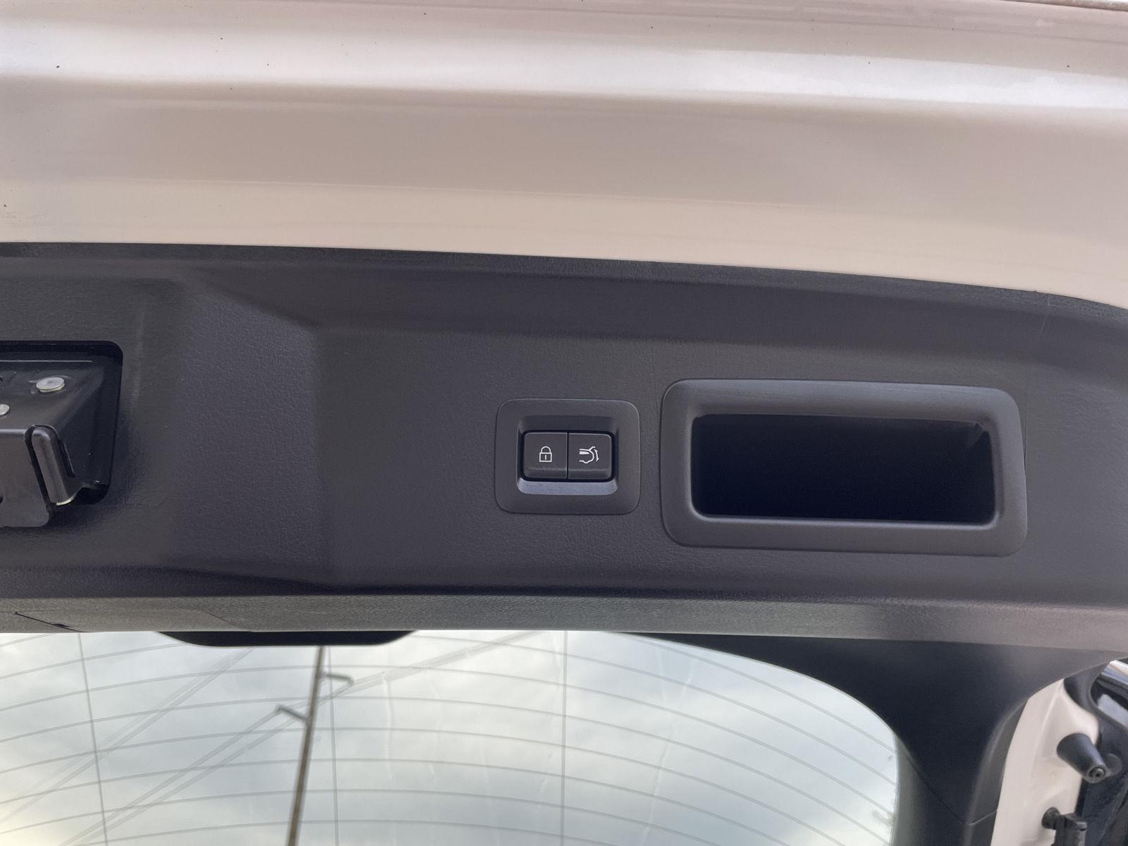 Vehicle photo 33