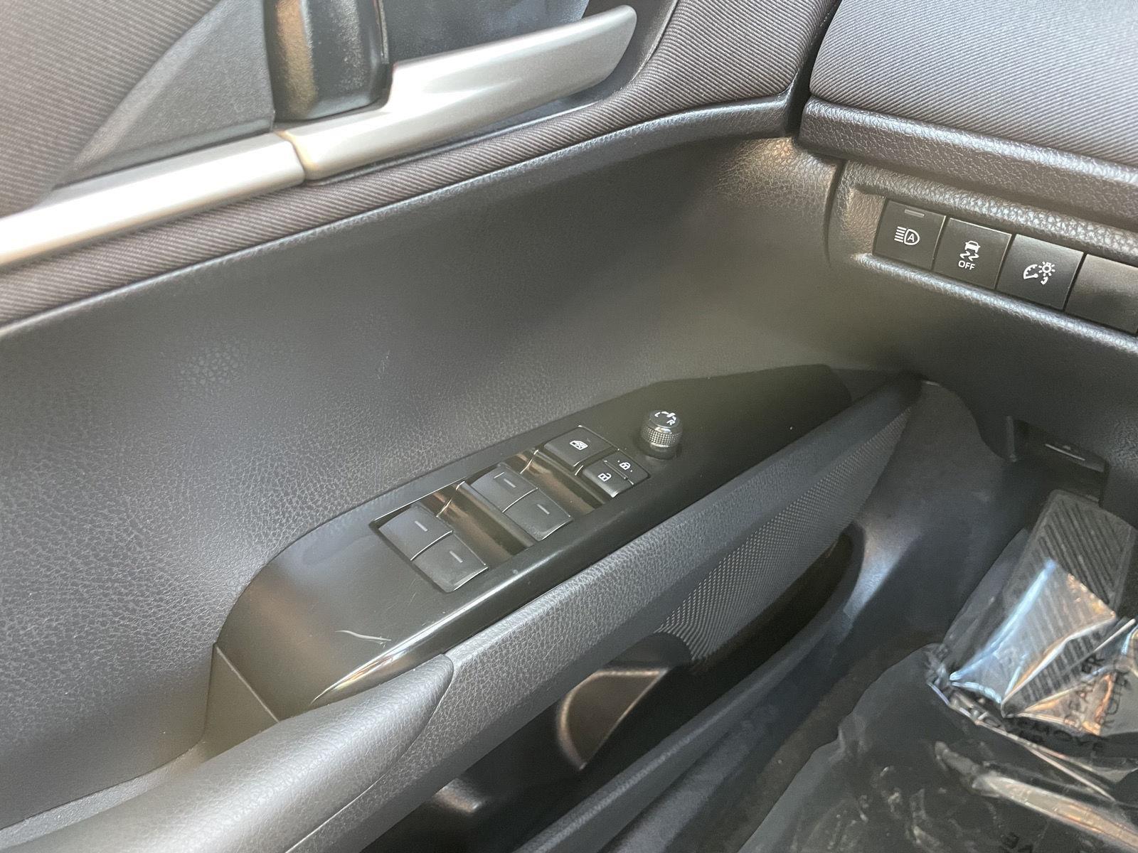 Vehicle photo 28