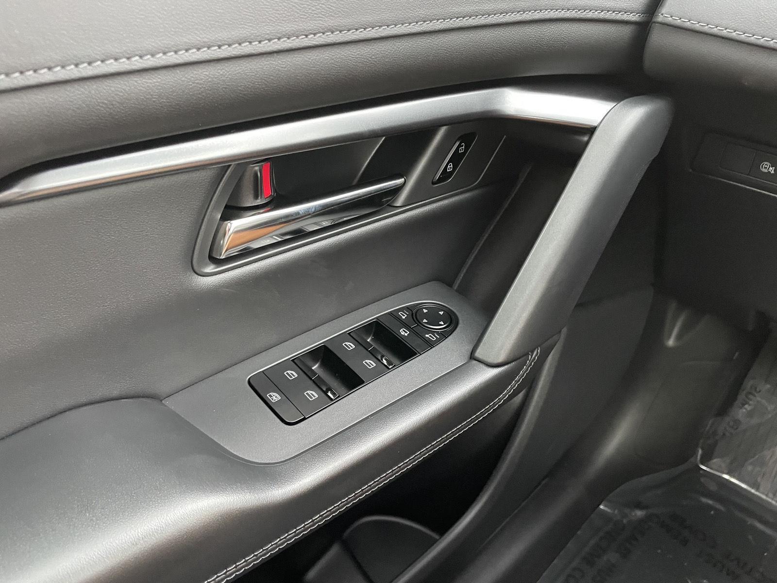 Vehicle photo 29