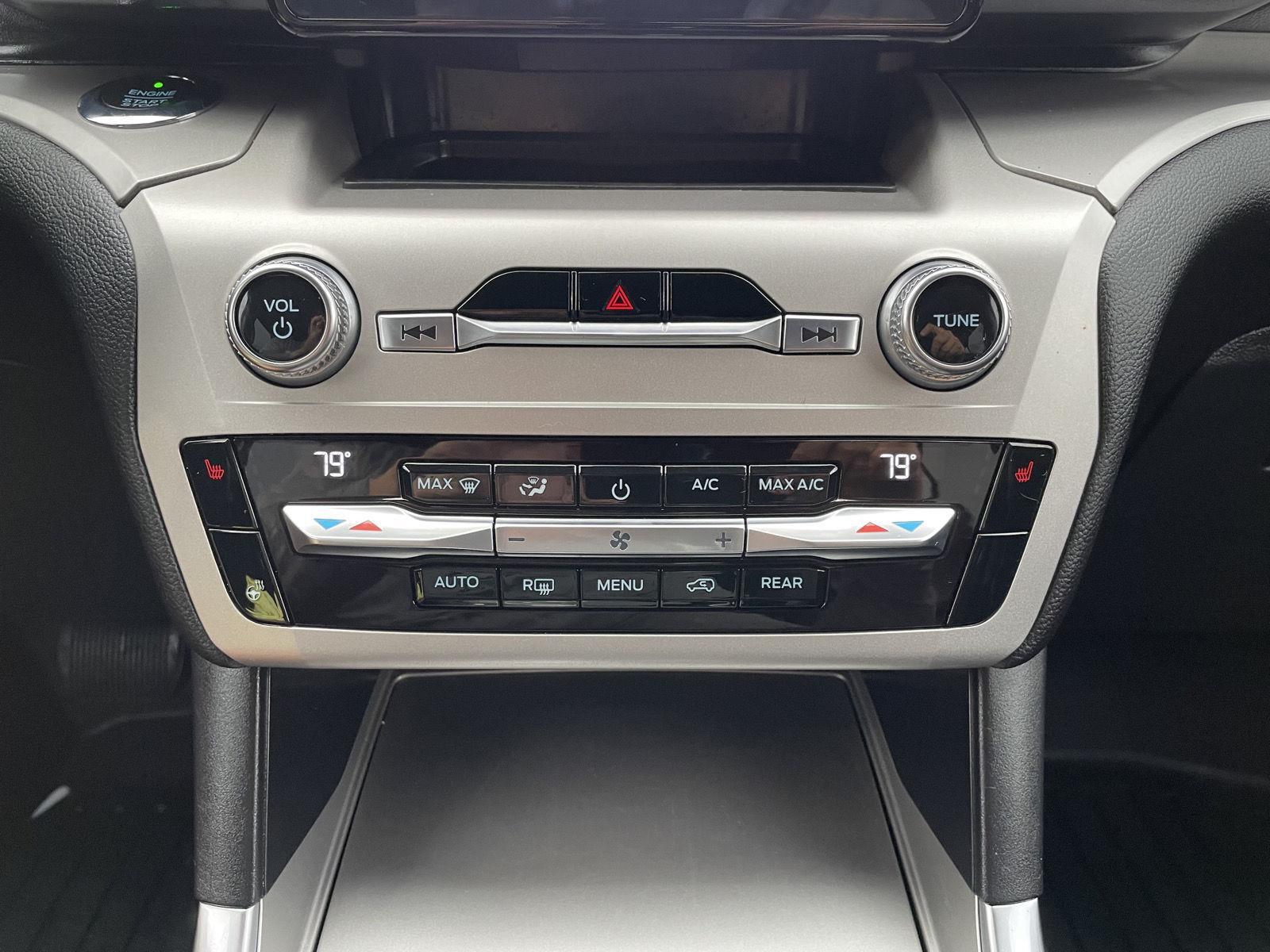 Vehicle photo 26