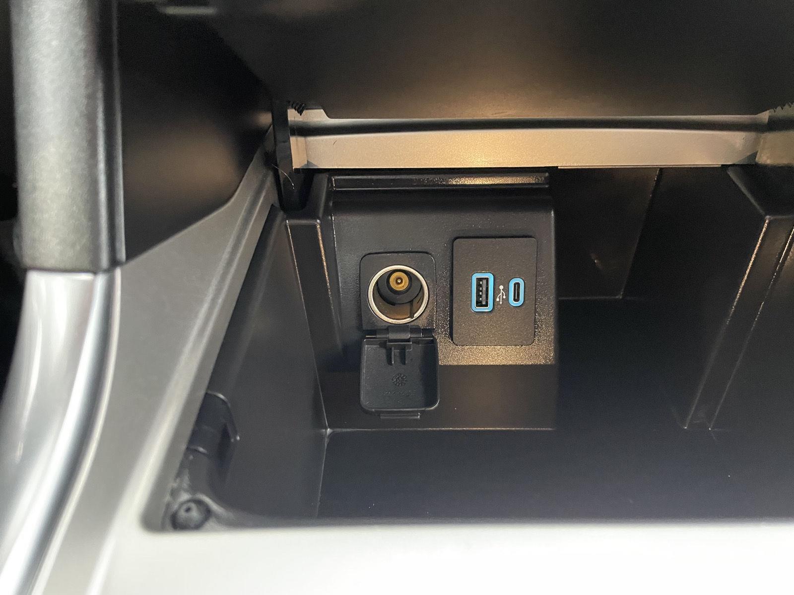 Vehicle photo 28