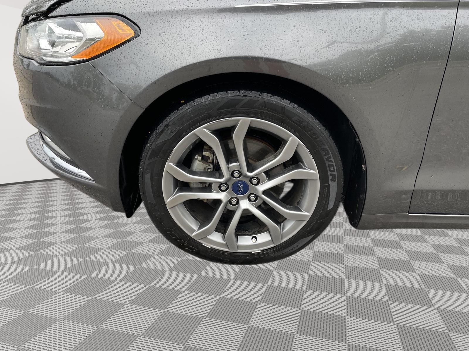 Vehicle photo 10