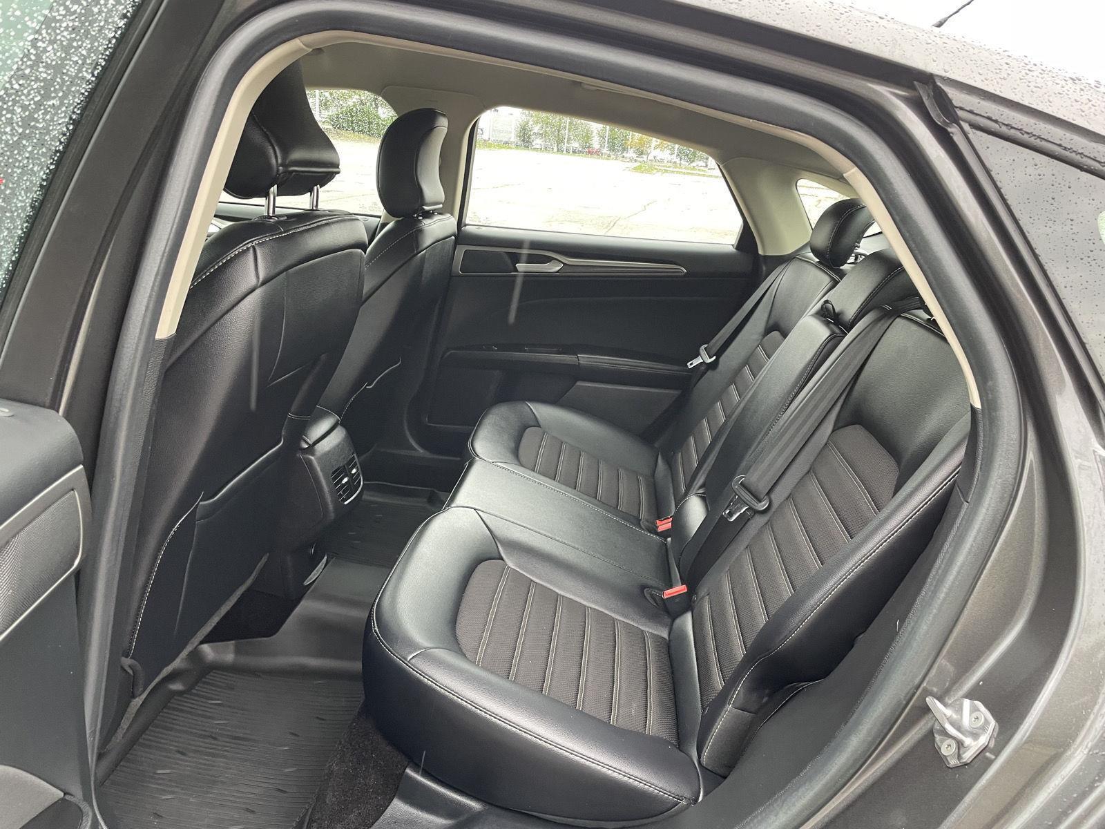 Vehicle photo 19