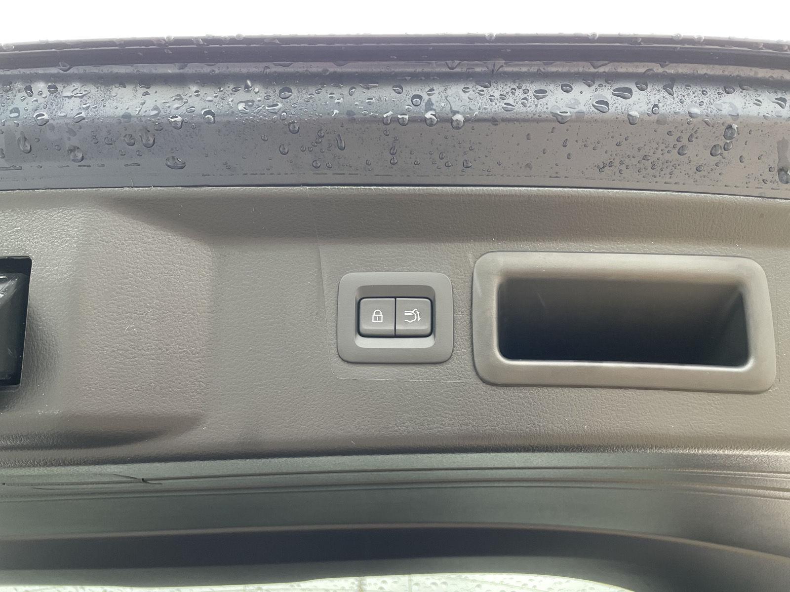 Vehicle photo 37