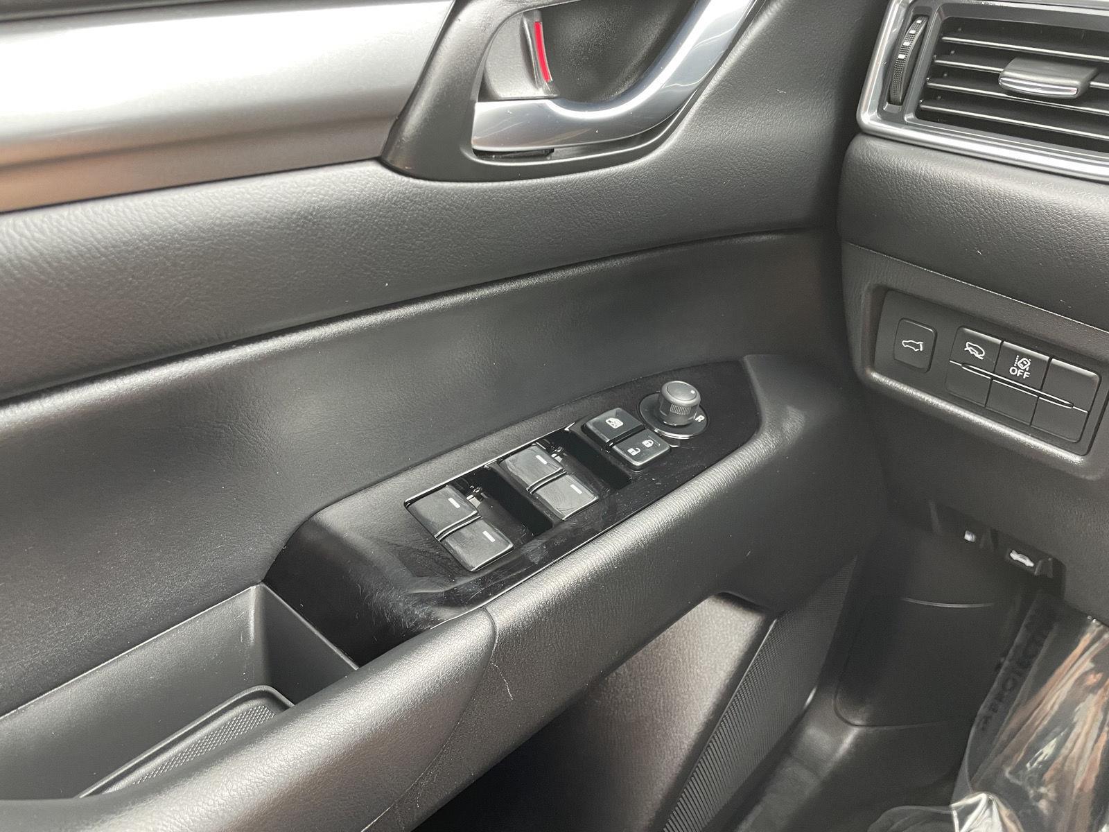 Vehicle photo 26
