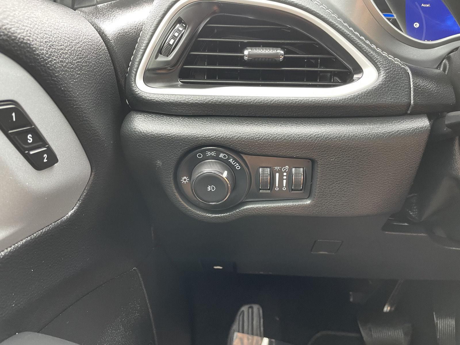 Vehicle photo 16