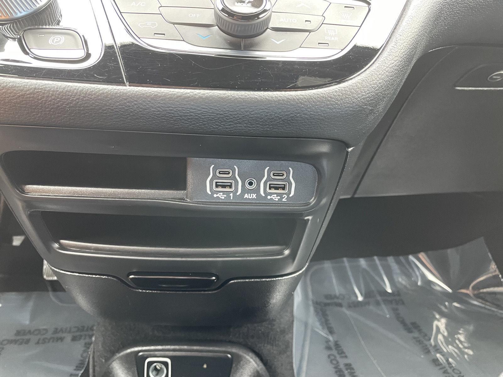 Vehicle photo 30