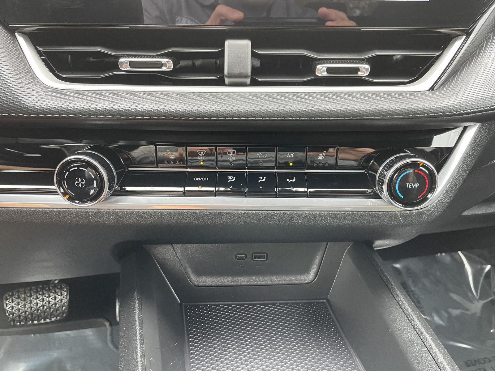 Vehicle photo 24