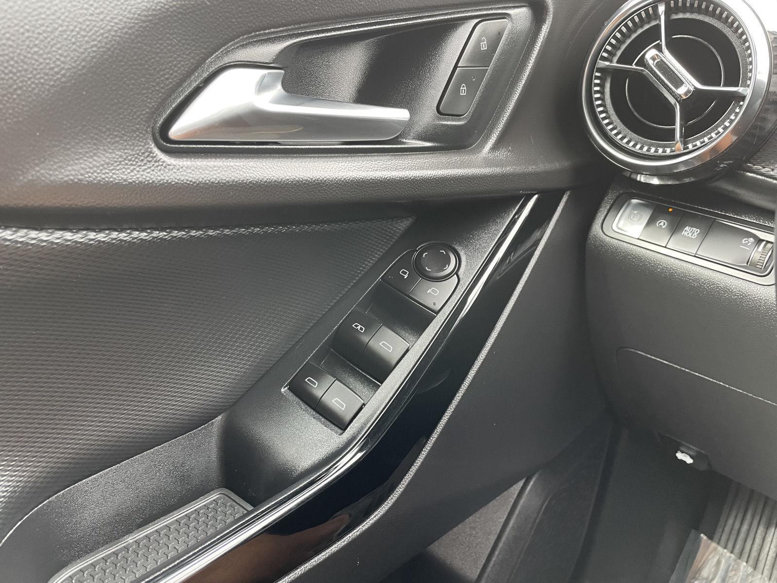 Vehicle photo 29
